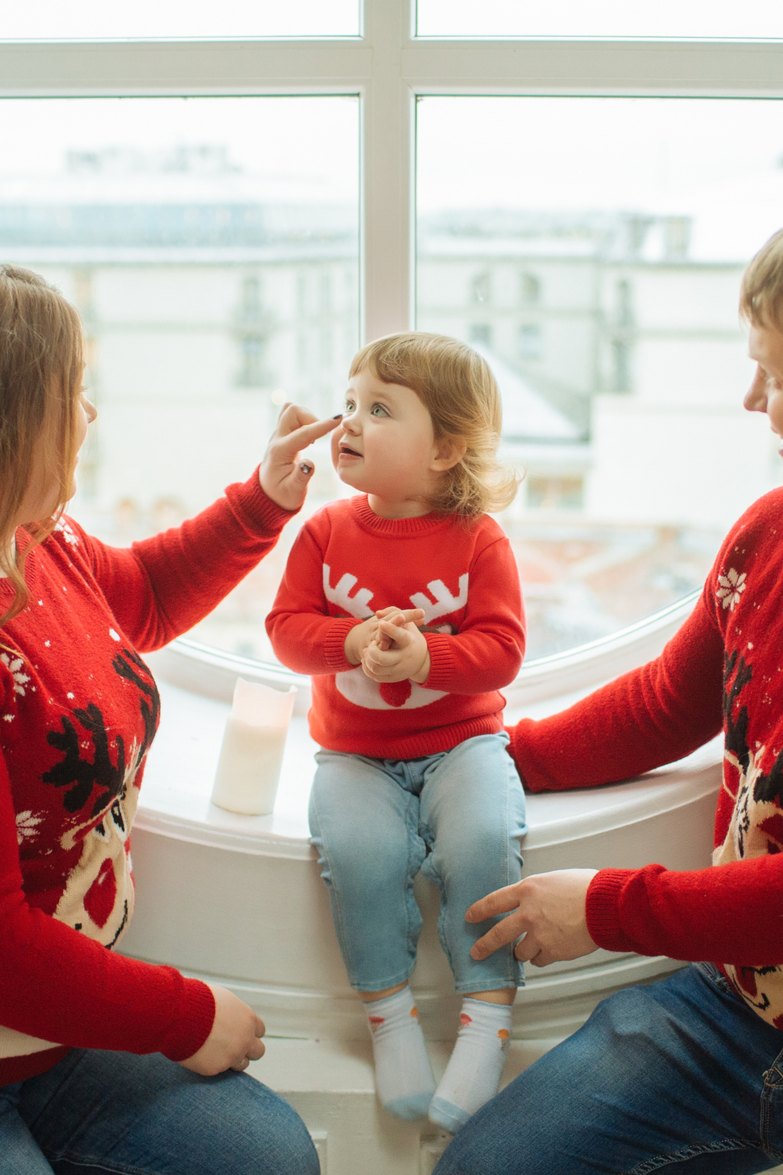 Красные свитера и теплый кофе