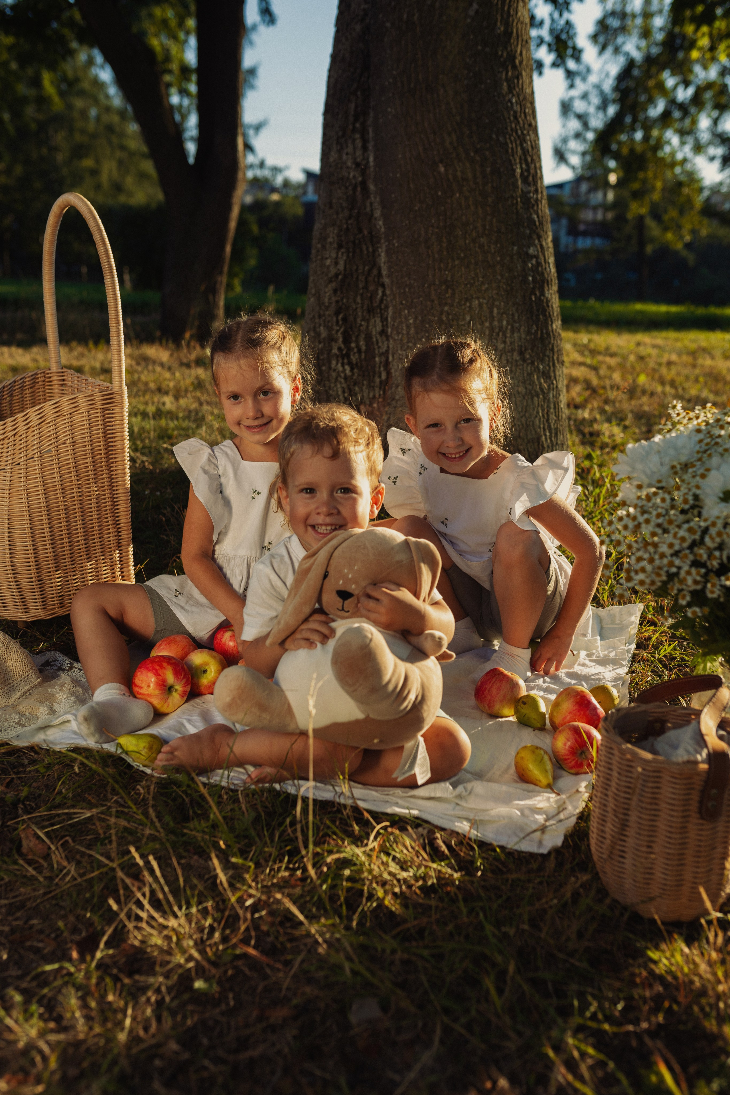 летняя фотосъёмка семьи в мягком дневном свете