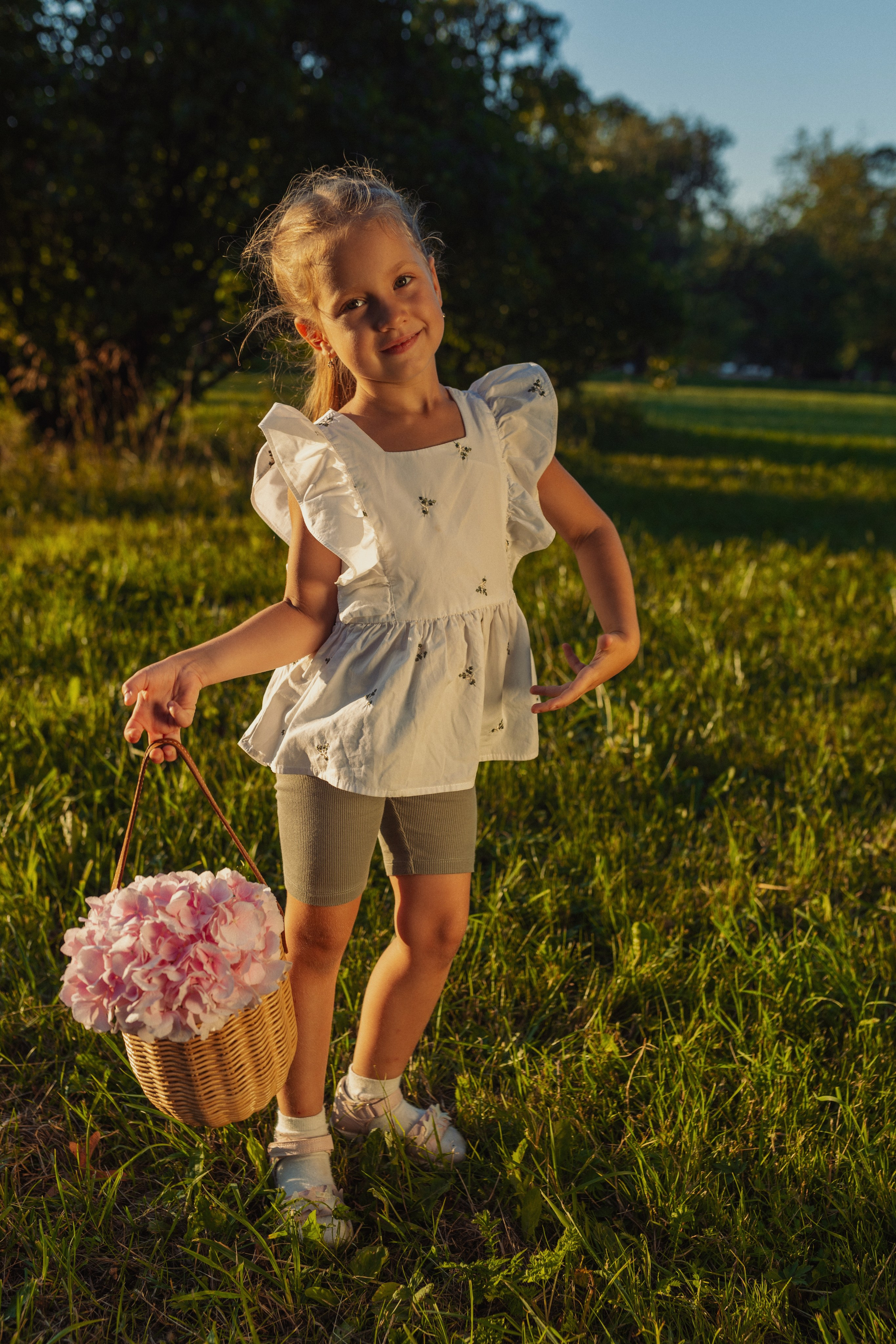 летняя фотосъёмка семьи в повседневной обстановке