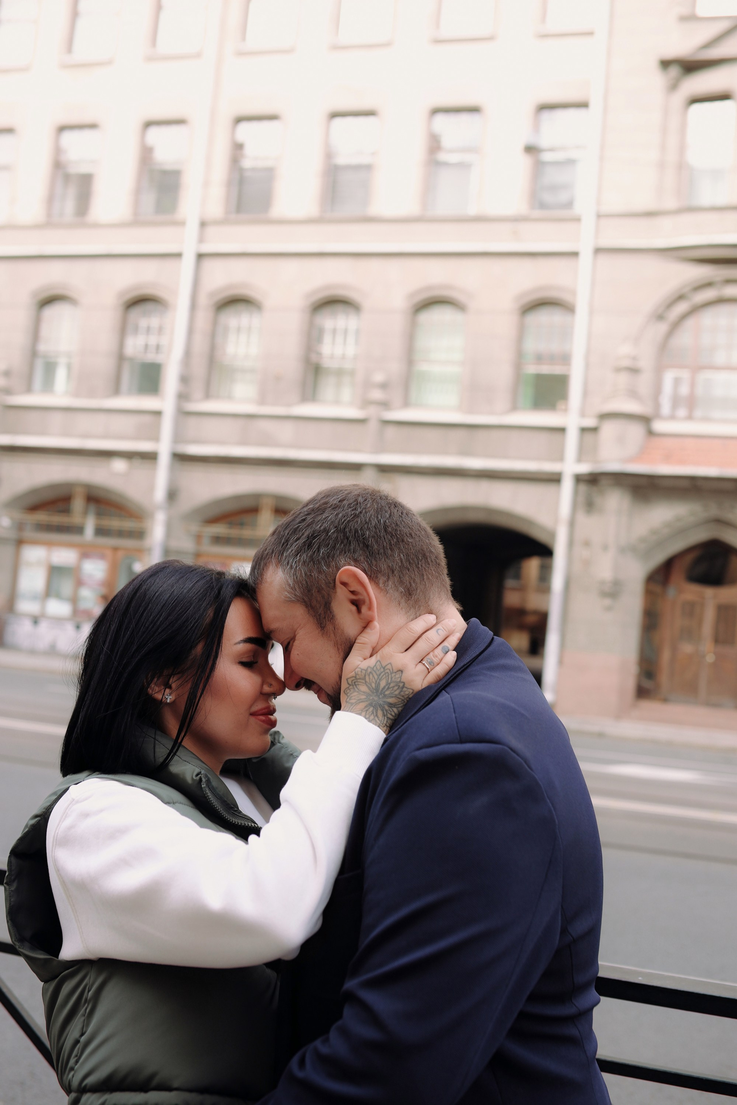 летняя съёмка пары в городской среде