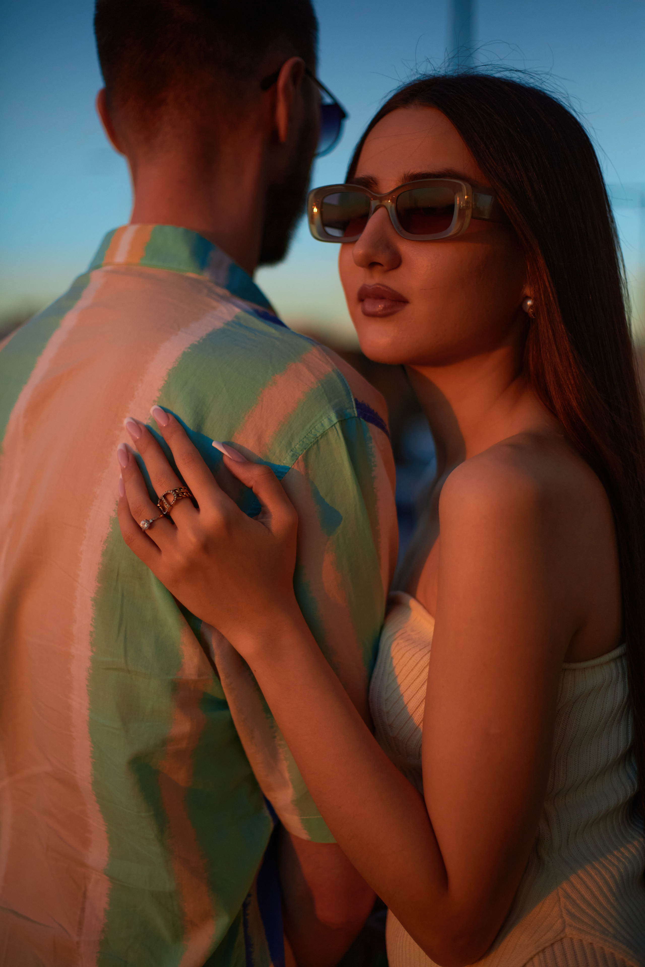 влюблённая пара в летнем городе