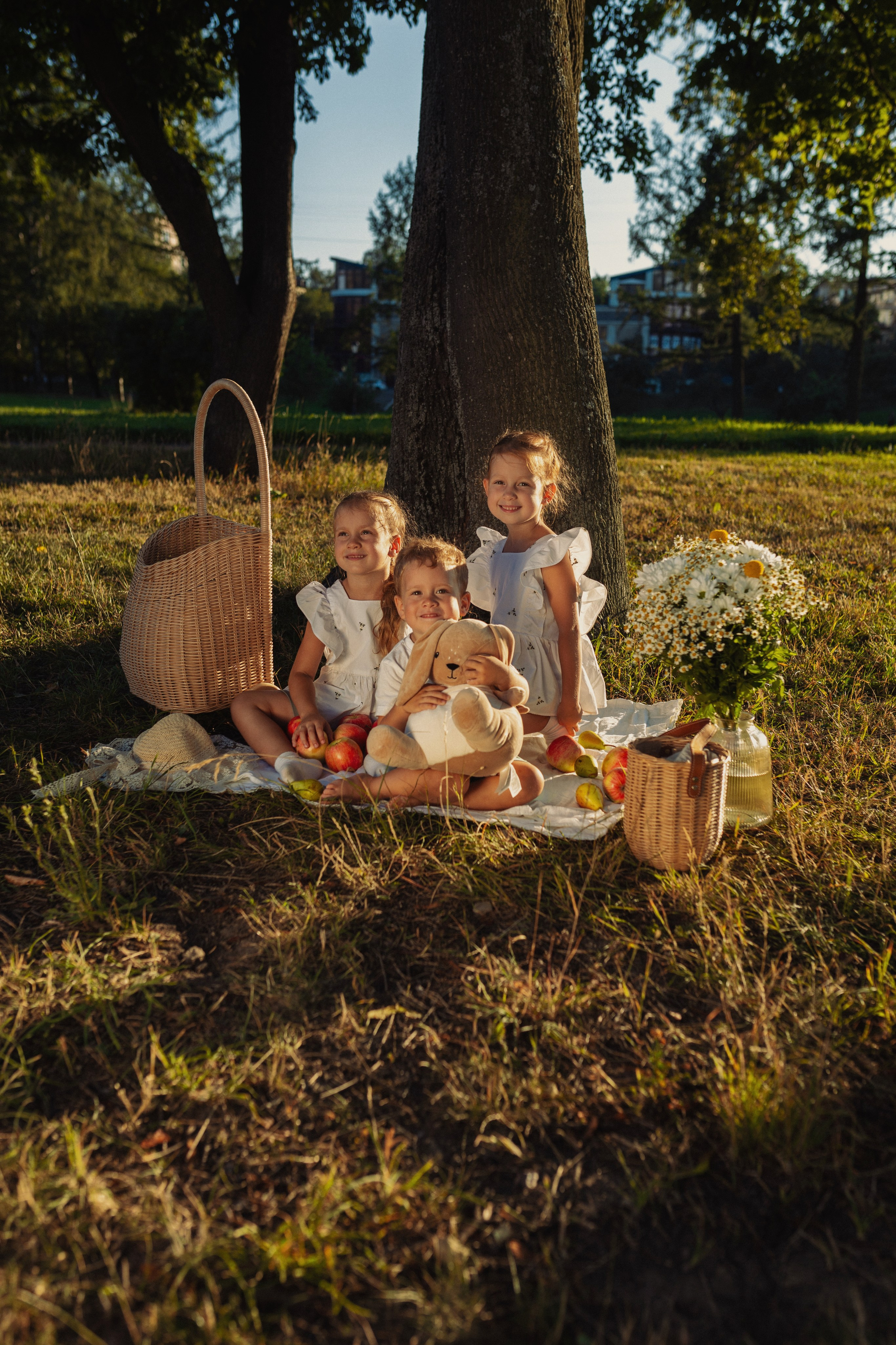 летний портрет семьи с тремя детьми на улице