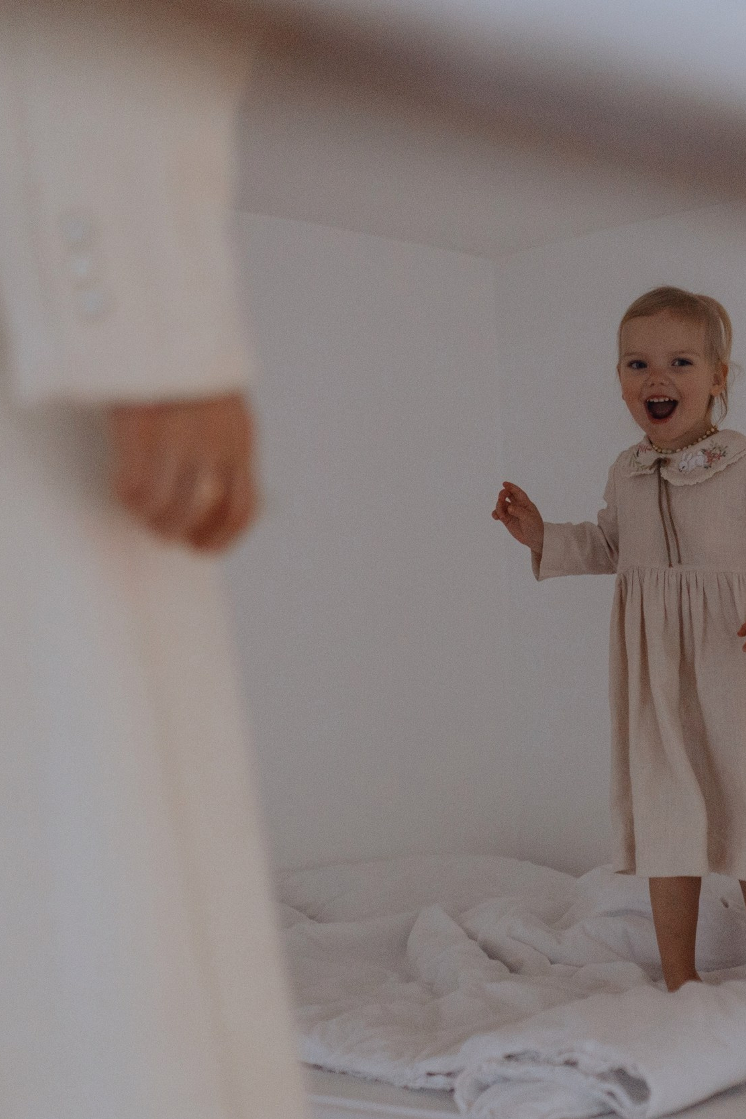 фотосессия семьи с детьми в спокойной цветовой гамме