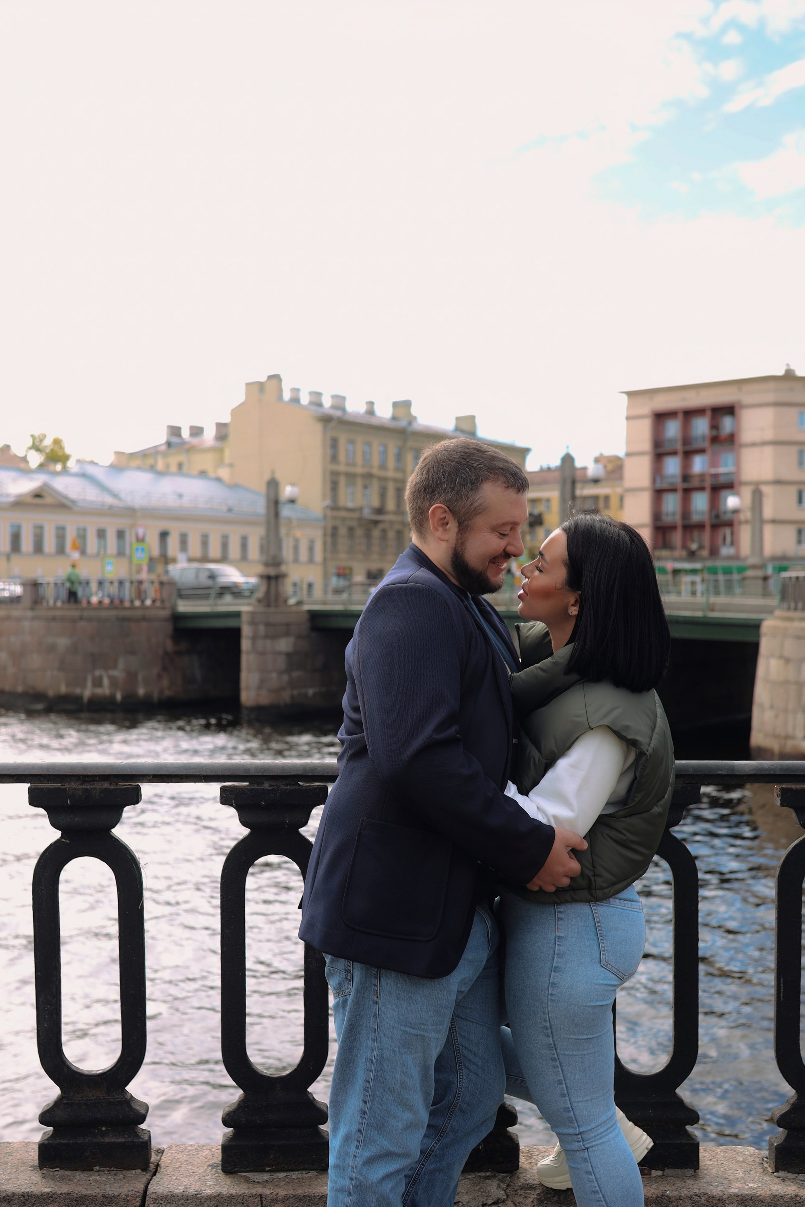 летняя съёмка влюблённой пары на улице