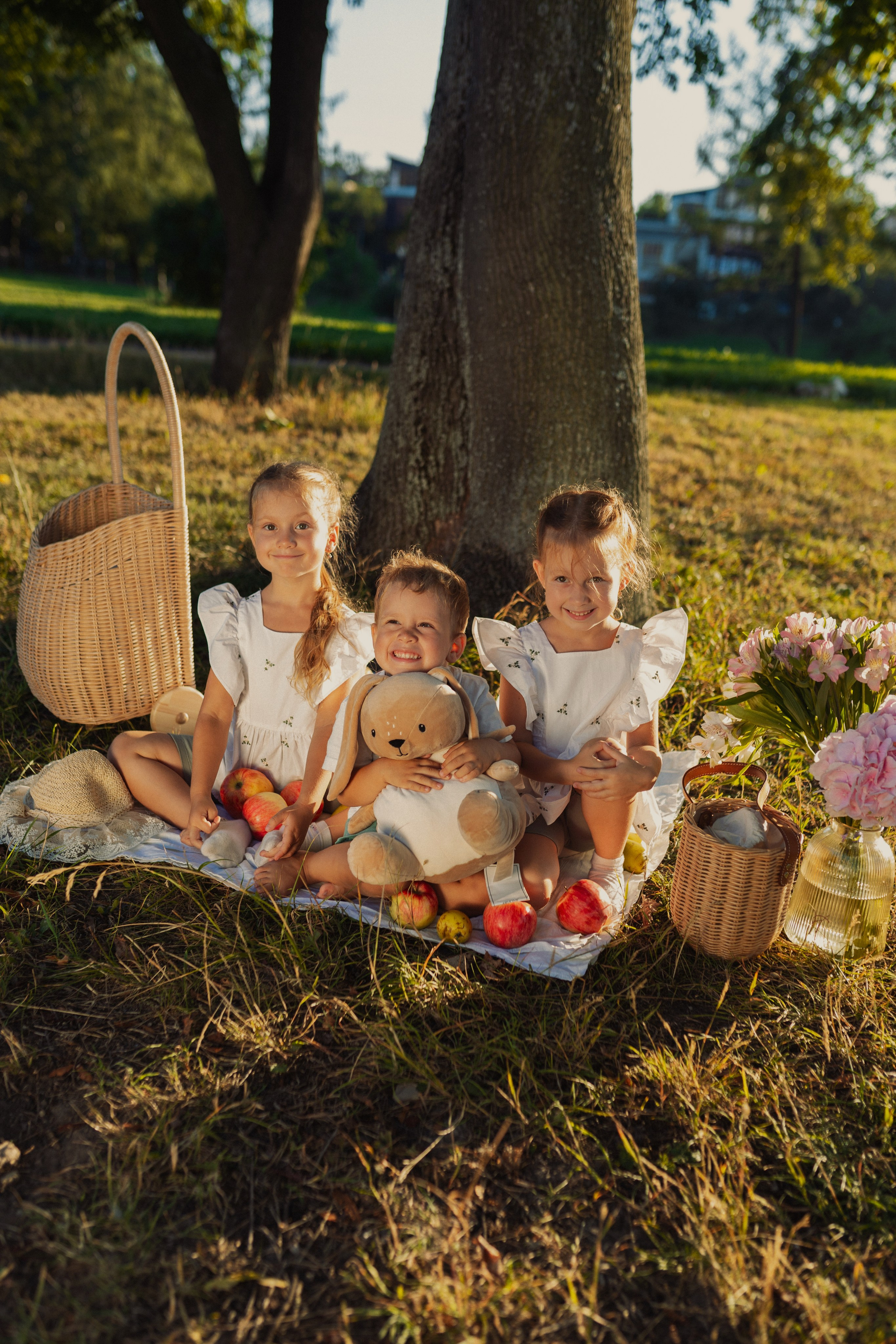 фотосъёмка семьи с тремя детьми в солнечный день