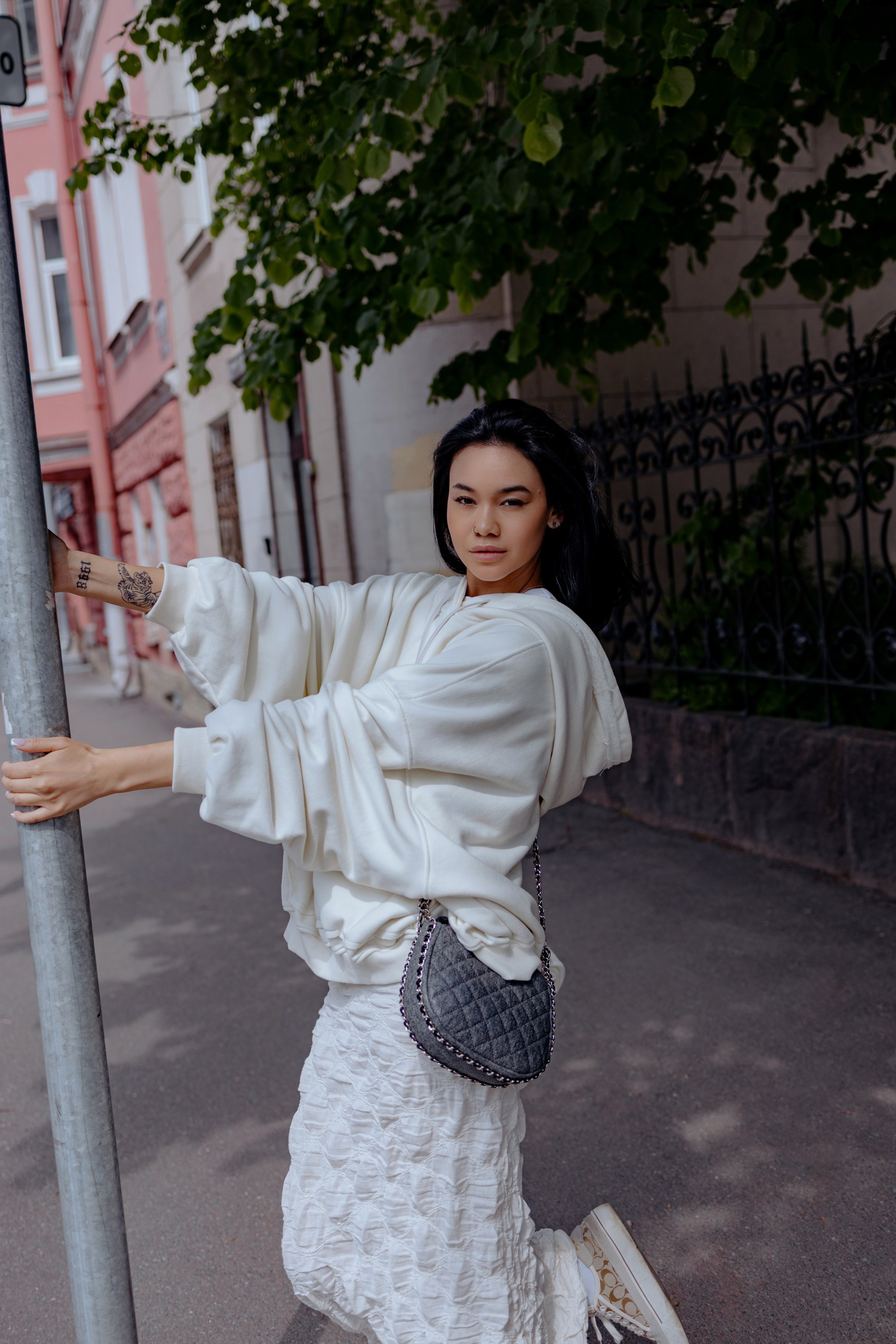 Лера в стильном образе на фоне питерской архитектуры