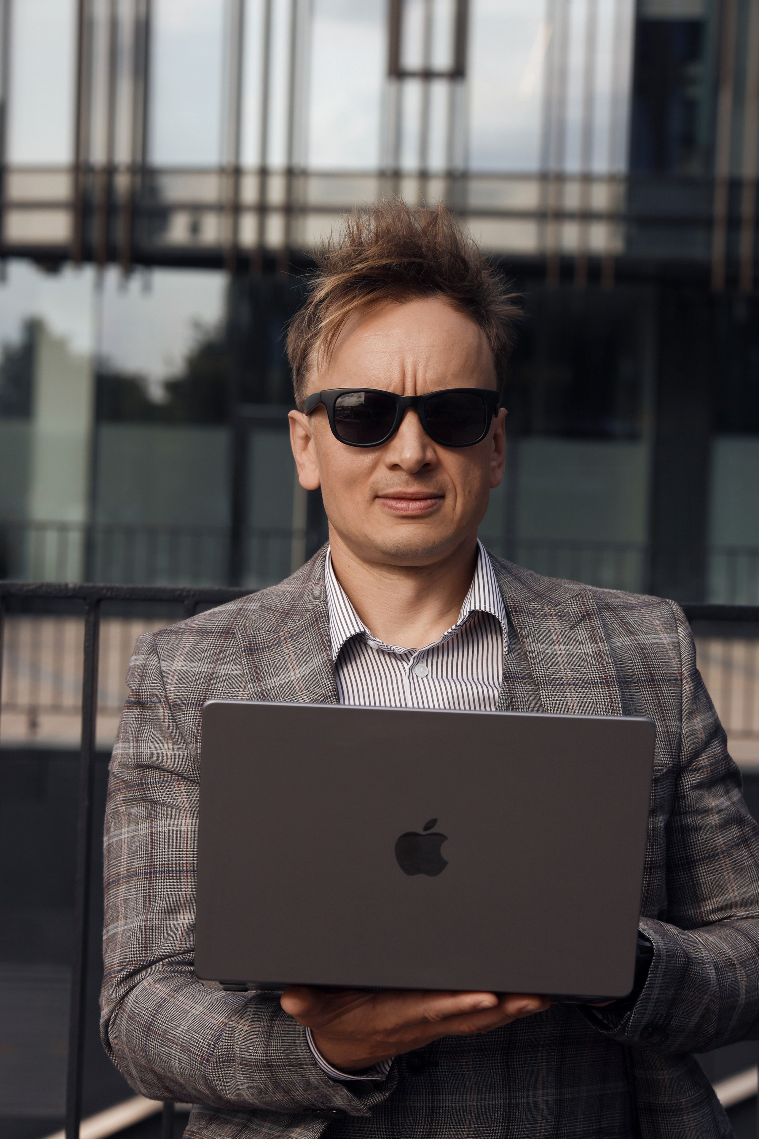 мужской деловой портрет на улице центра спб