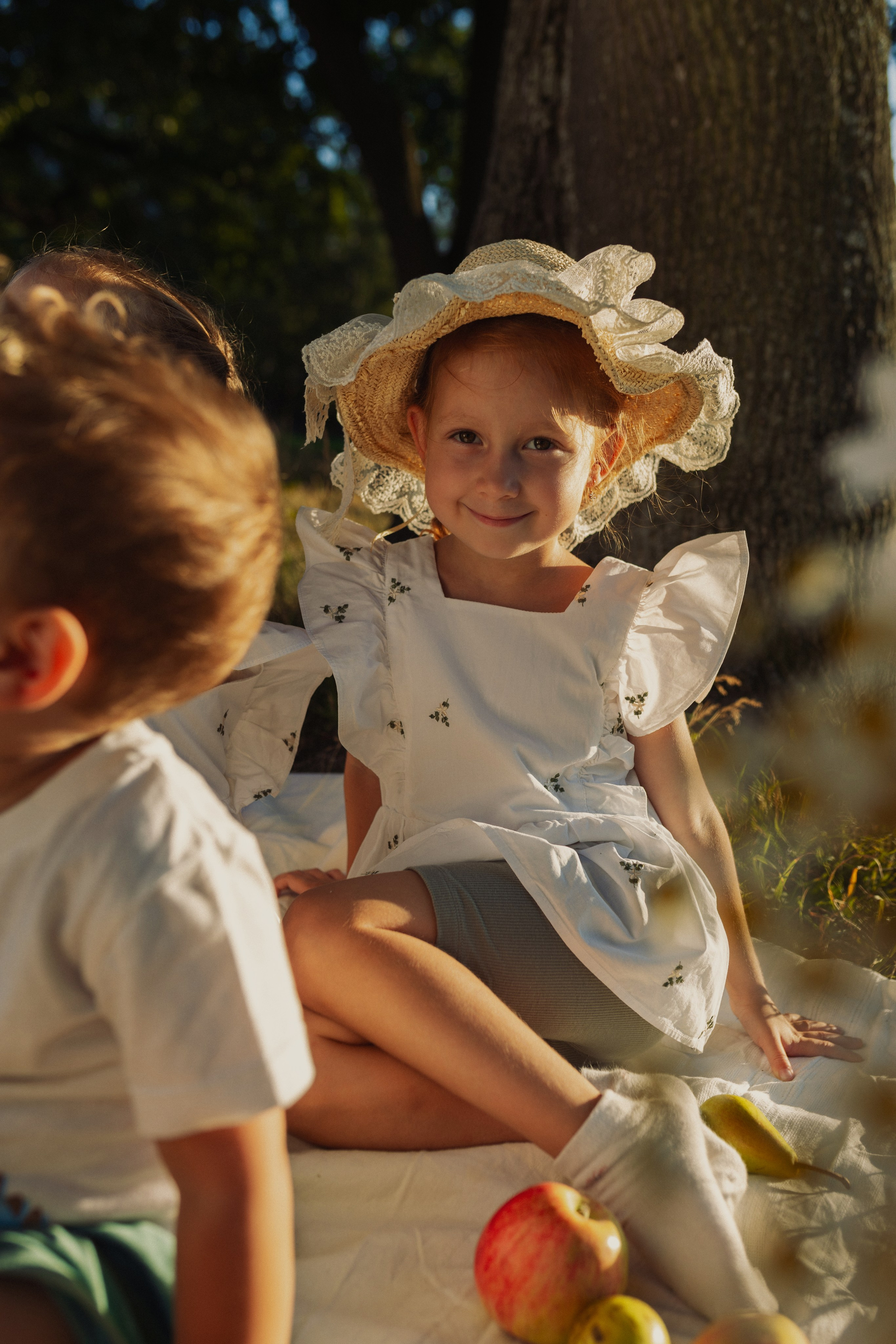 летний портрет семьи с тремя детьми в природе