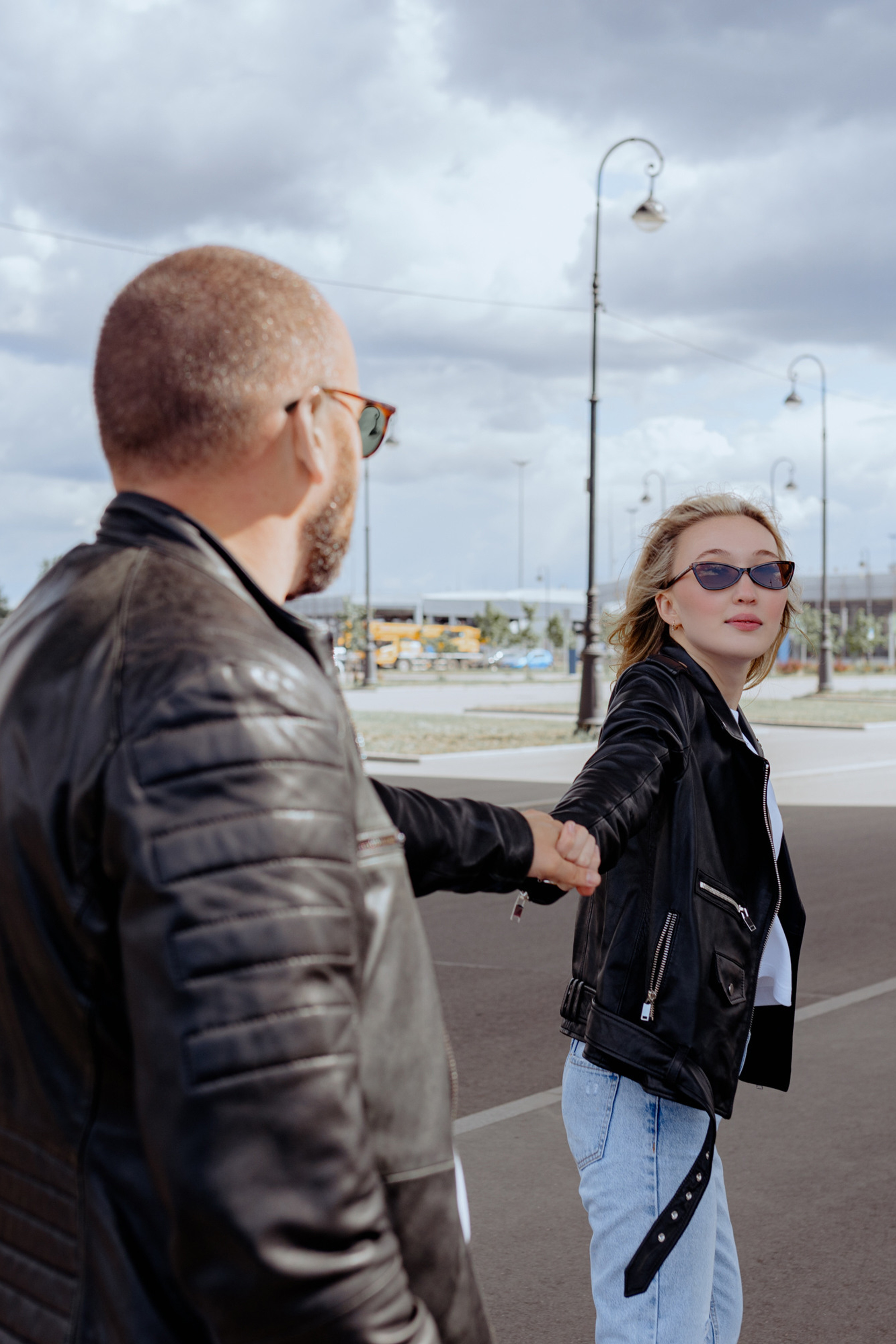 фотосъёмка влюблённой пары летом в городе