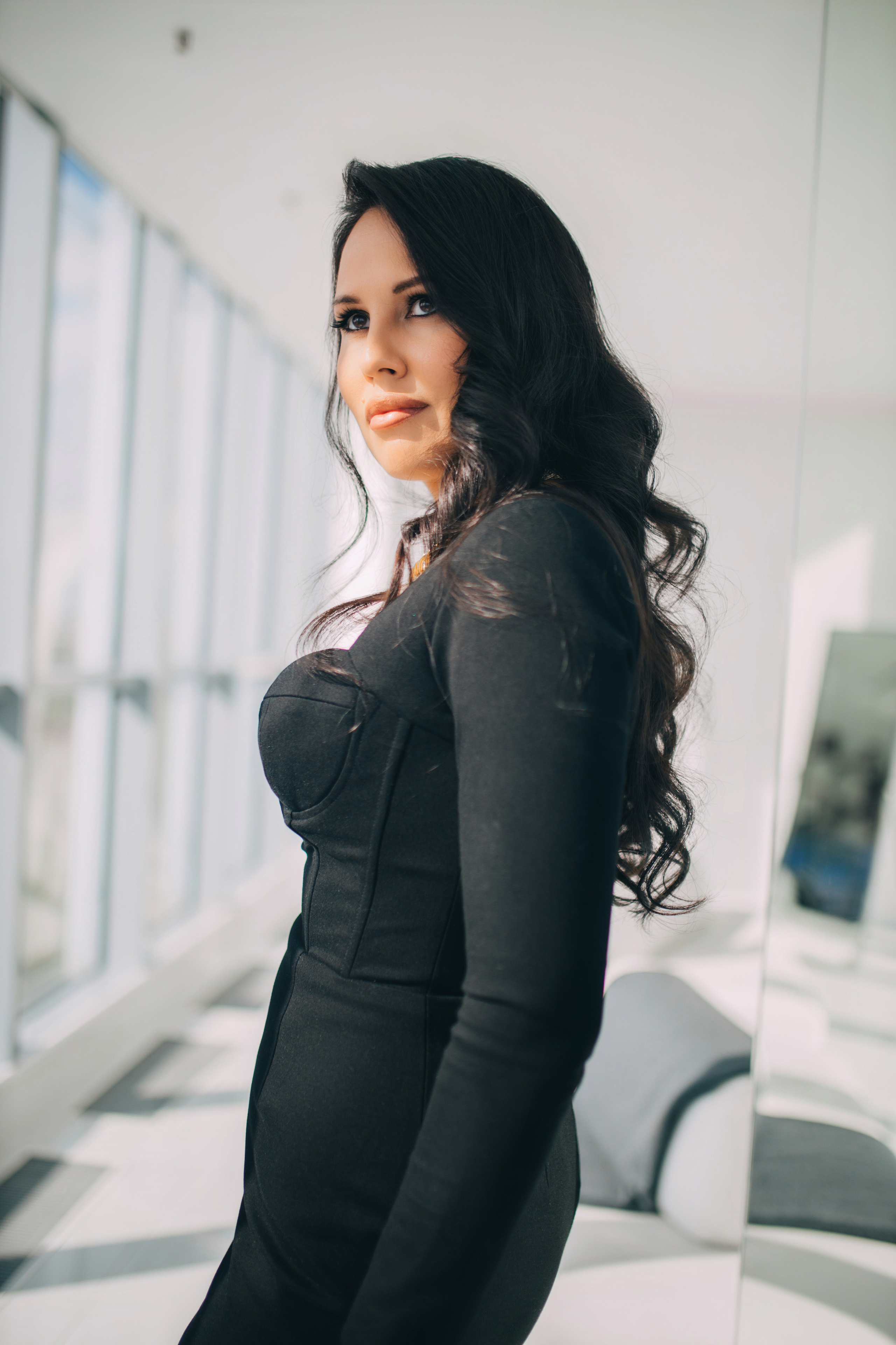 женский деловой портрет в интерьерной студии спб