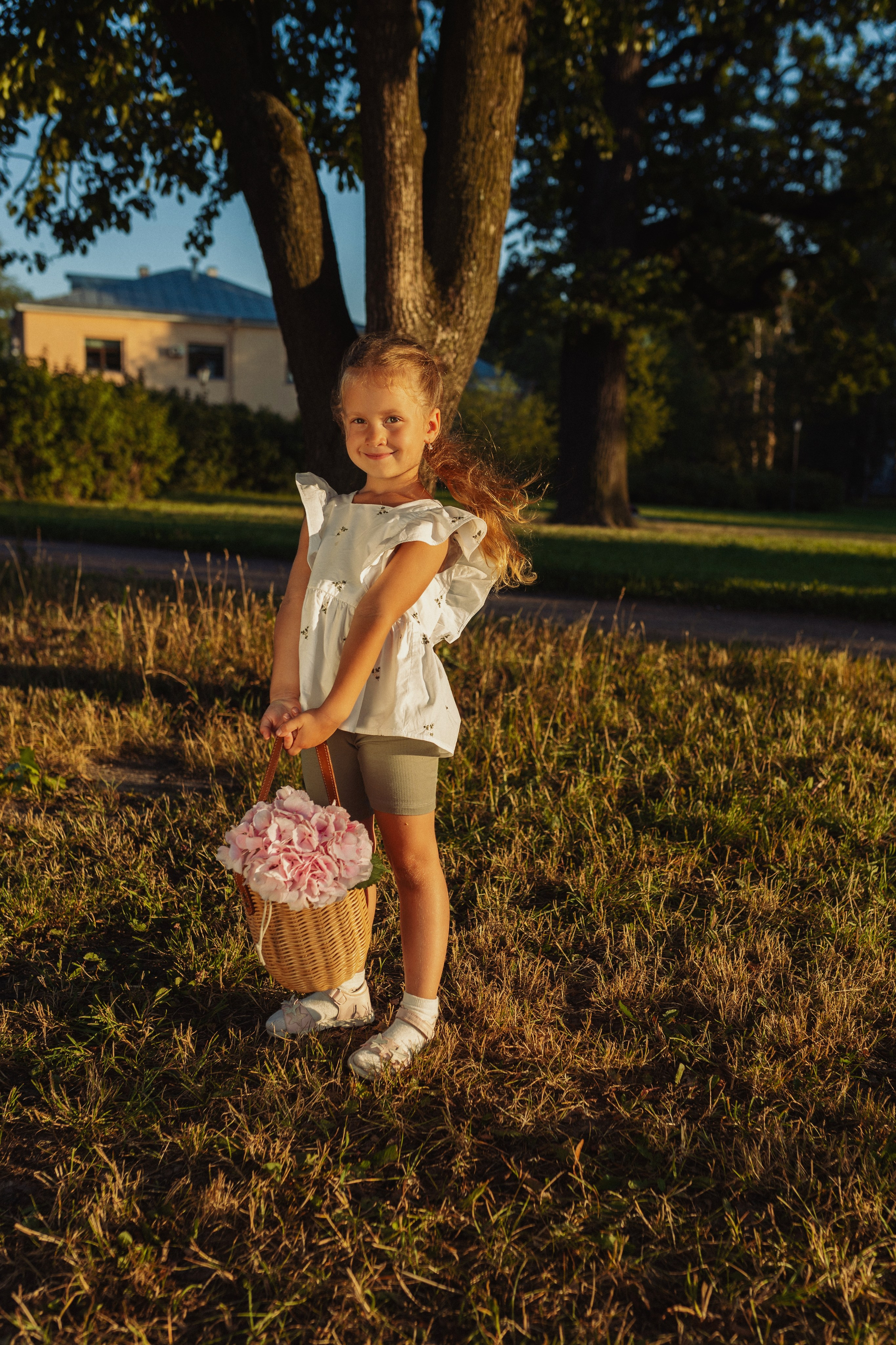 фотосессия семьи с тремя детьми на прогулке