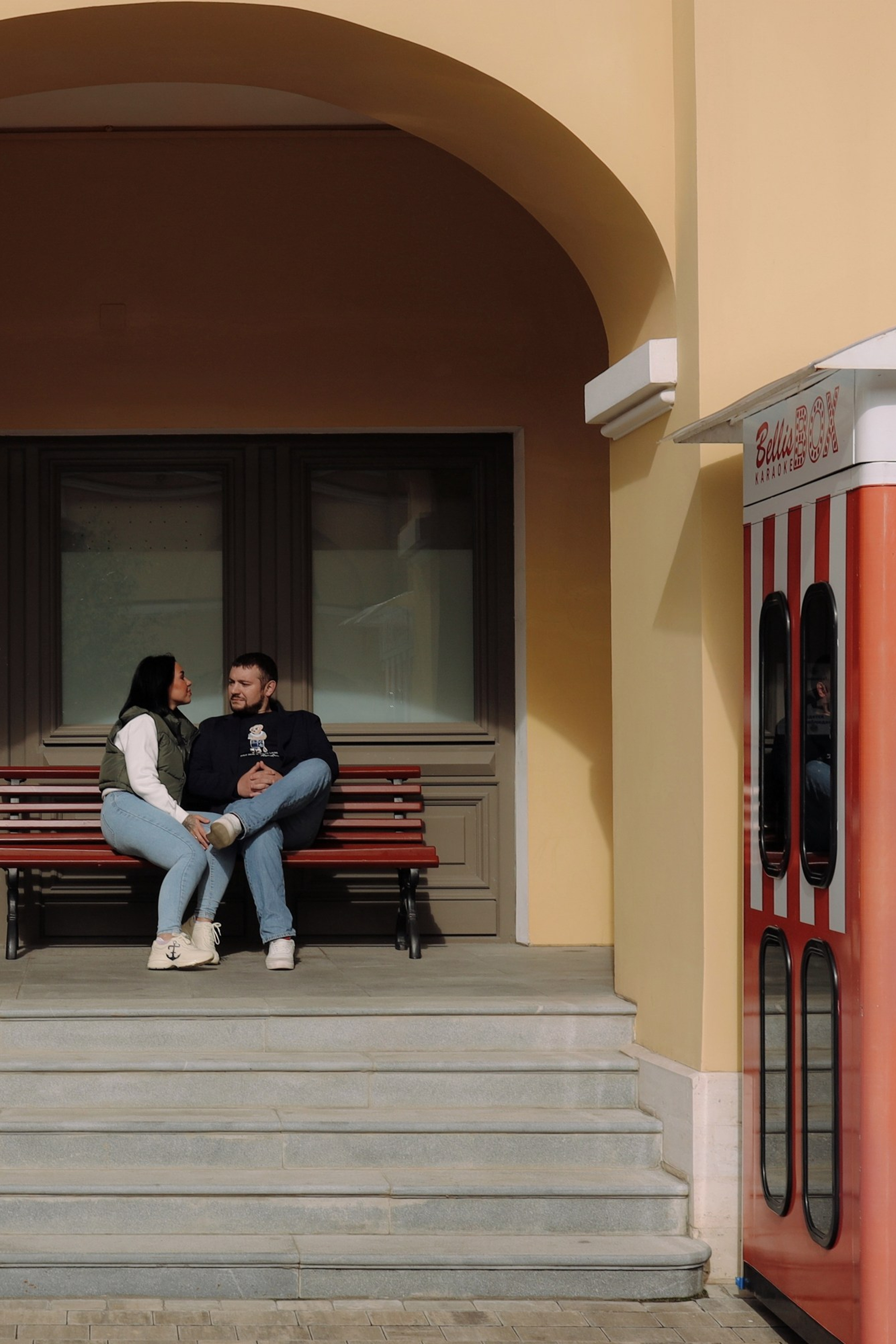 love story в городе с естественными эмоциями