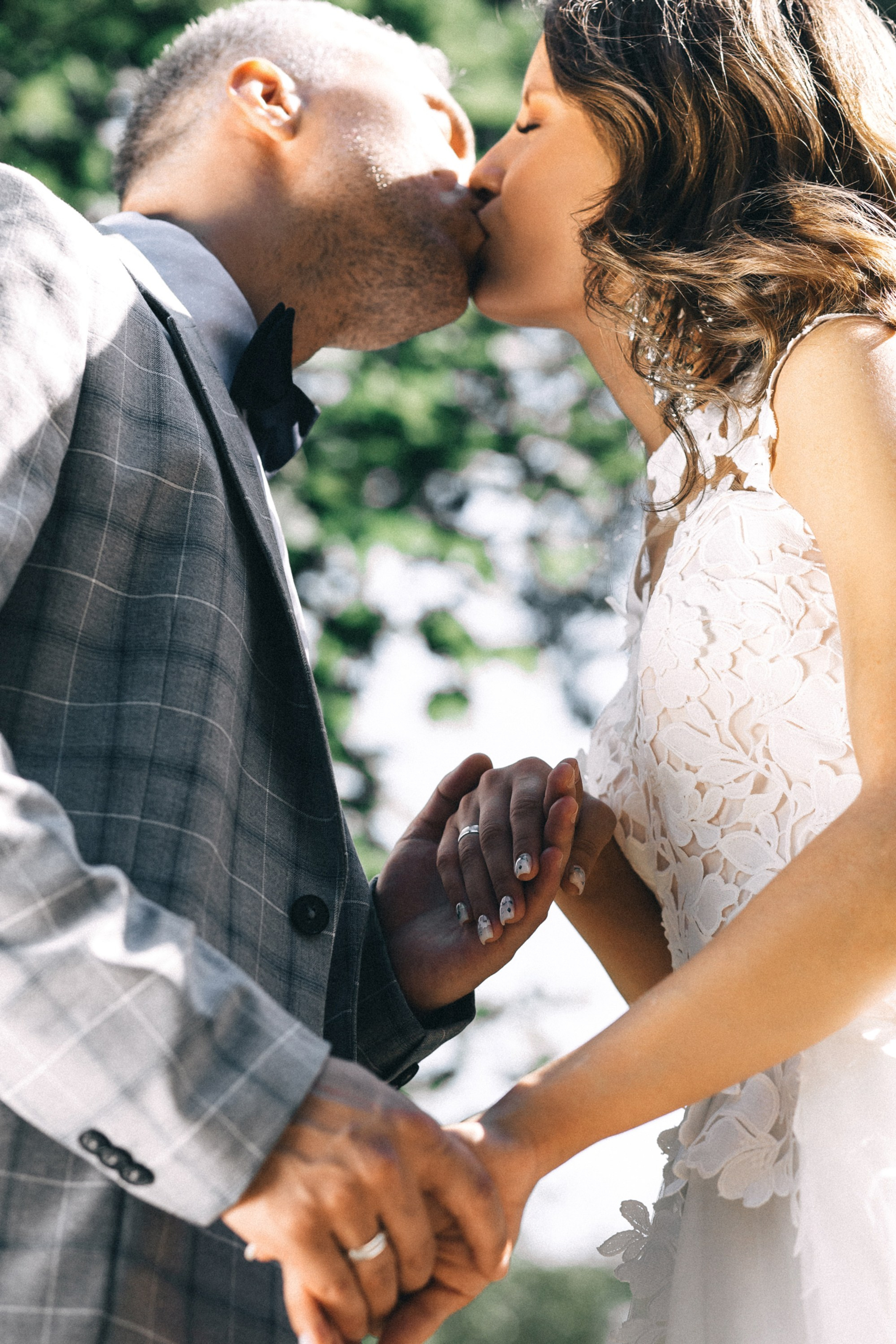 летняя свадебная фотосъёмка в городской среде