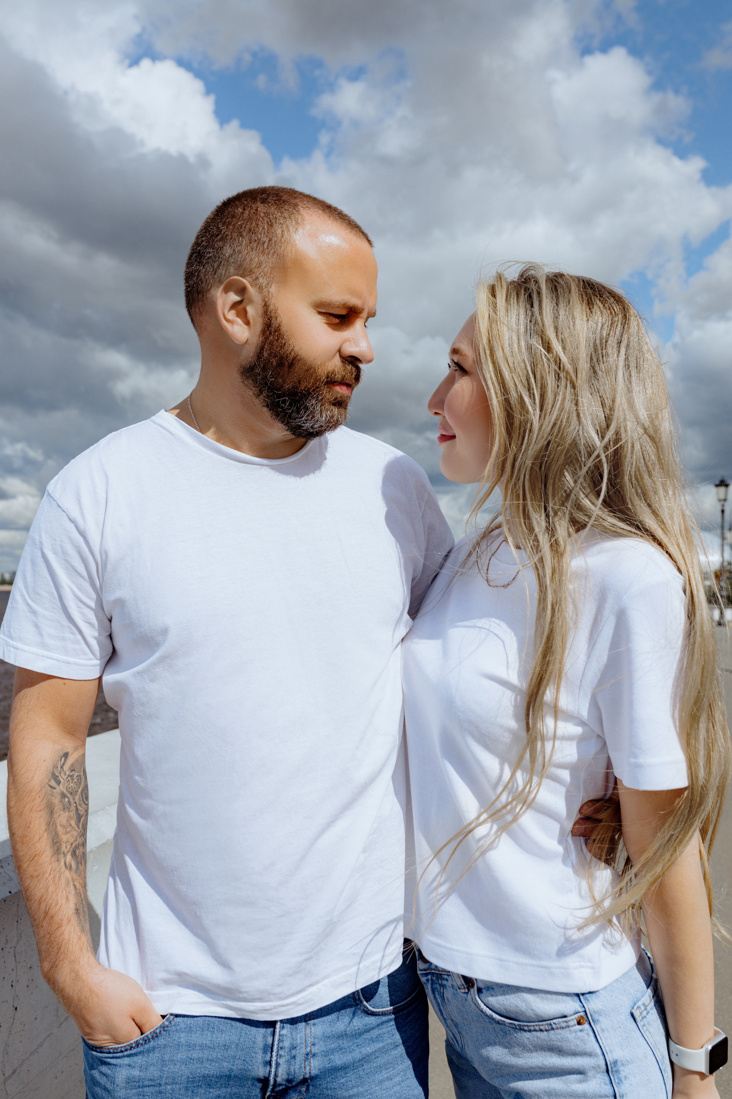 летняя съёмка пары в городской среде