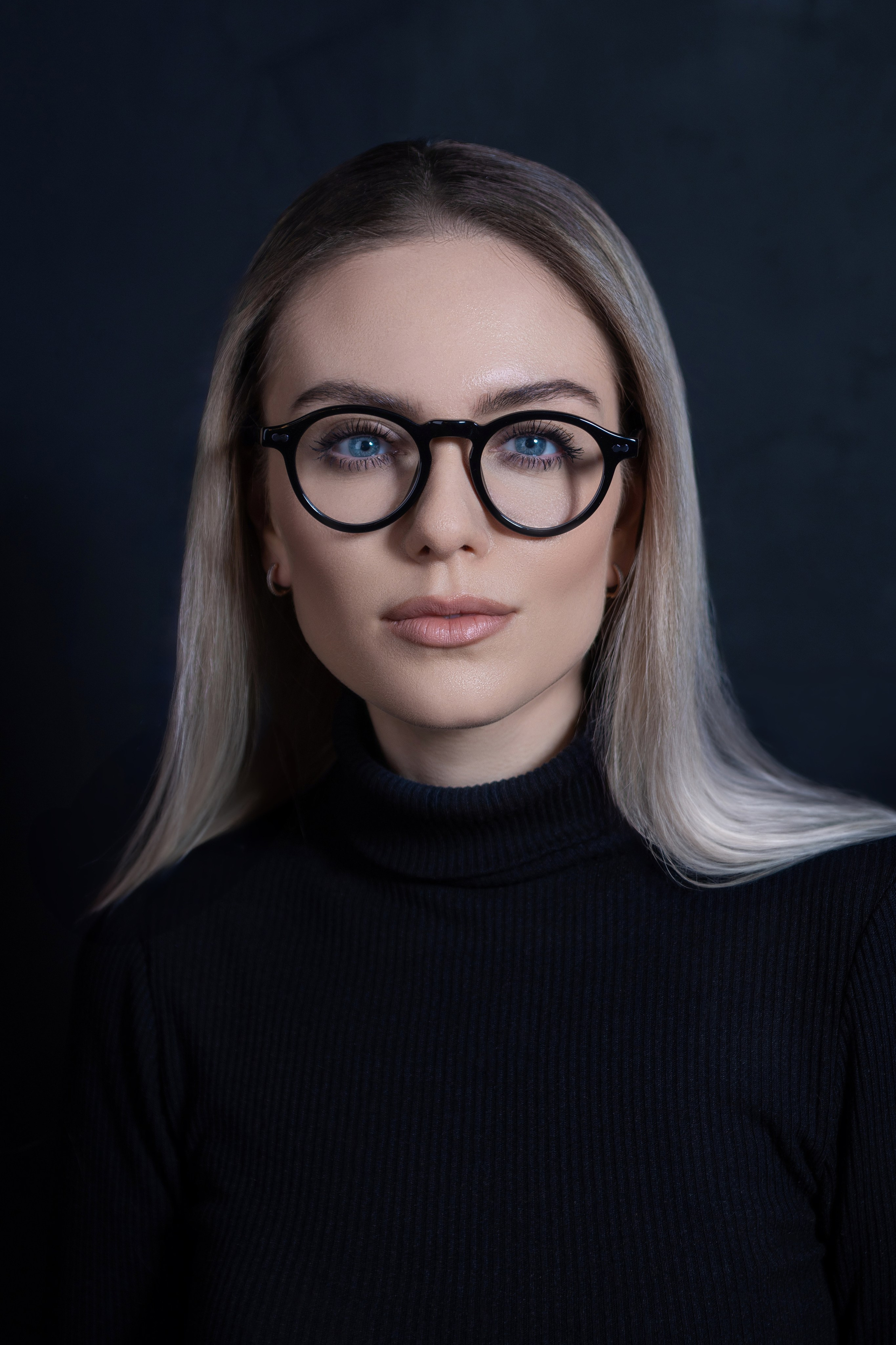 Portrait photographer, wedding photographer, studio photographer, love story photo shoot, concert photographer, reportage photographer, commercial photographer, fashion photographer, worldwide photographer, subject photographer