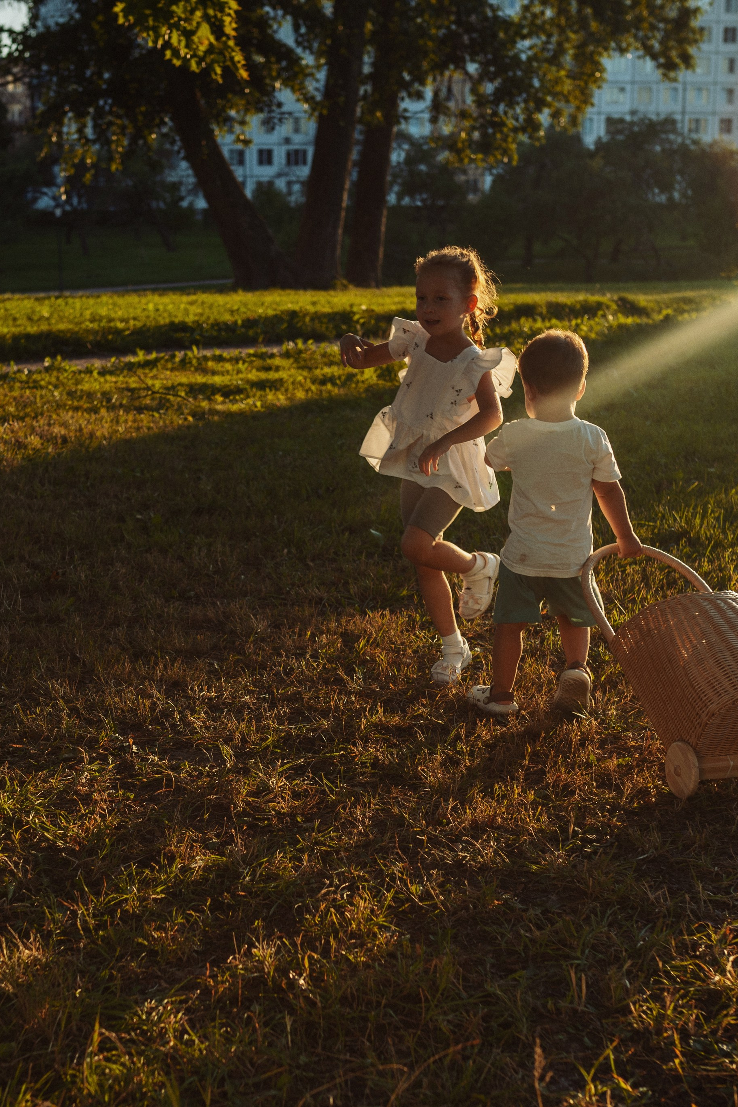 летний семейный портрет в естественной среде