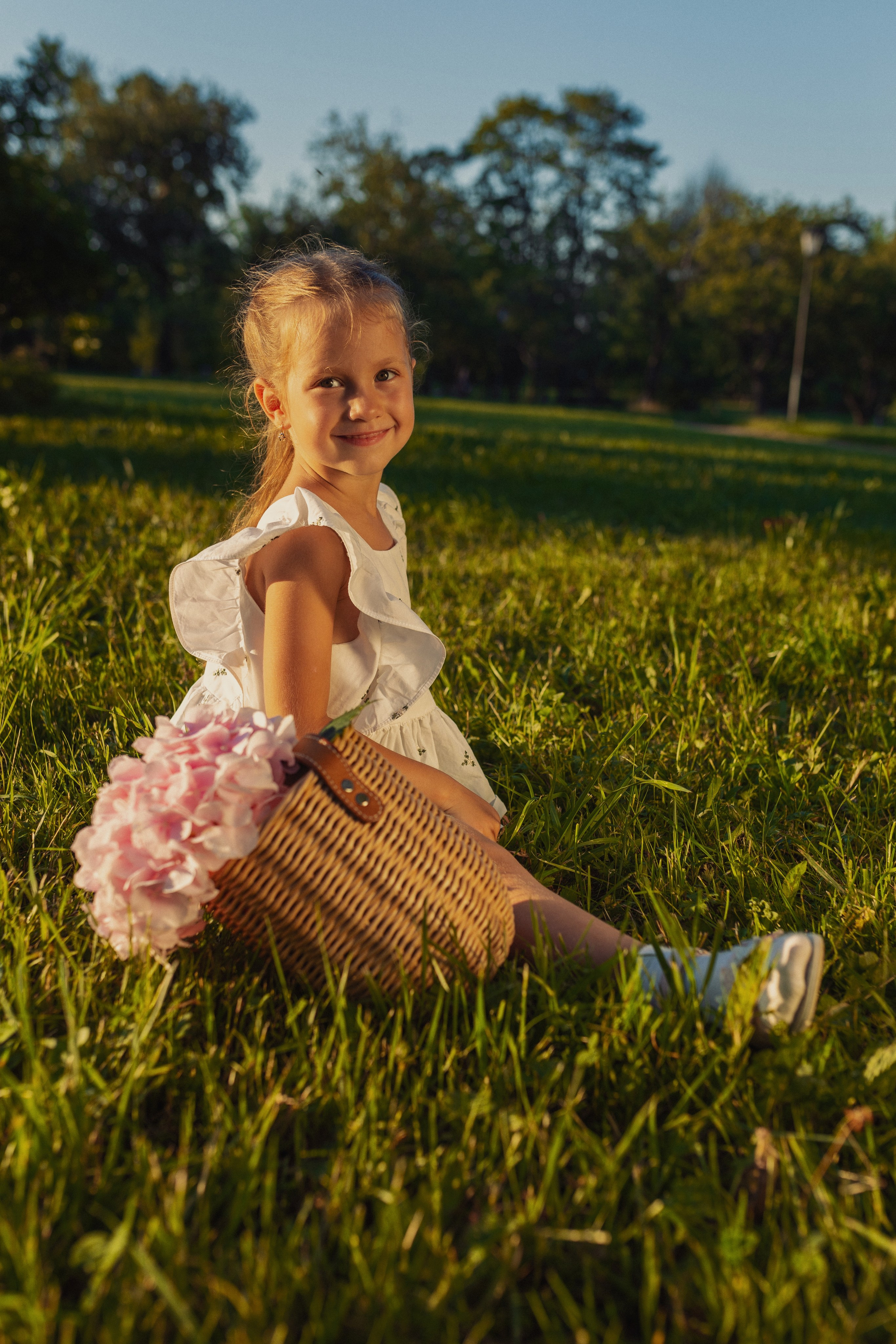 семейная фотосъёмка с детьми в солнечном свете