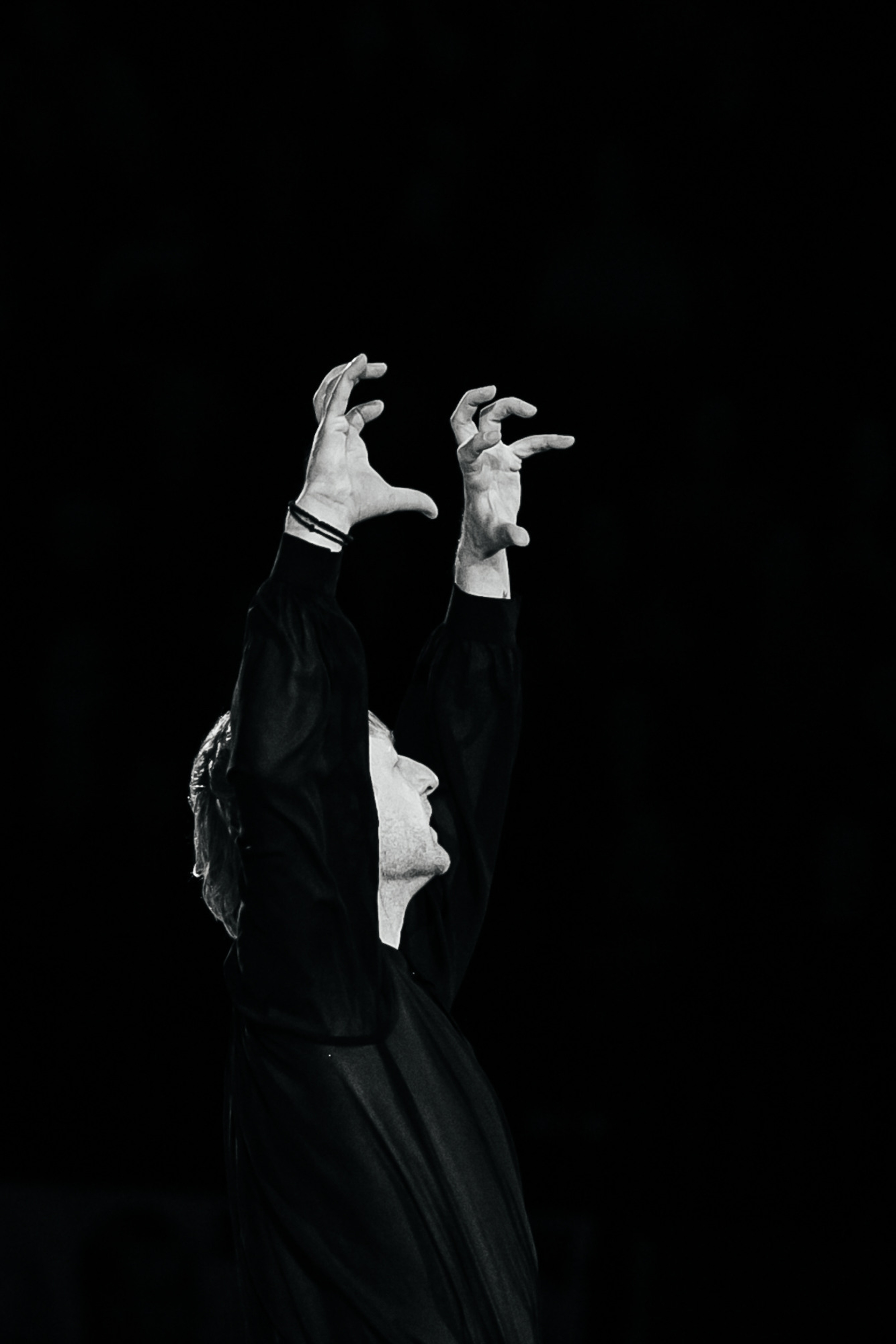 Портретный фотограф, свадебный фотограф, студийный фотограф, фотосессия Love Story, концертный фотограф, репортажный фотограф, коммерческий фотограф, фешн фотограф, международный фотограф, предметный фотограф