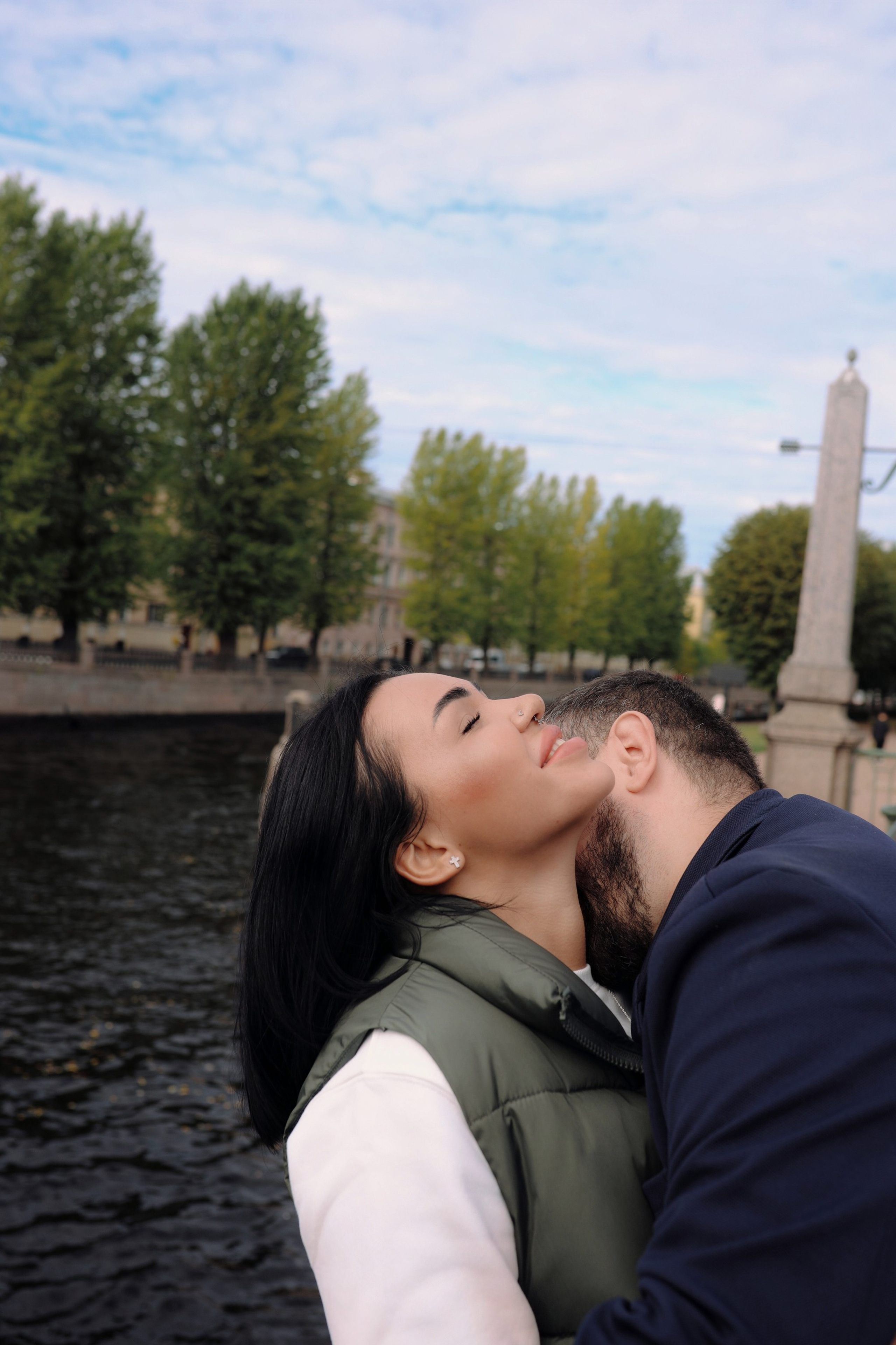 летняя фотосессия влюблённых на улице