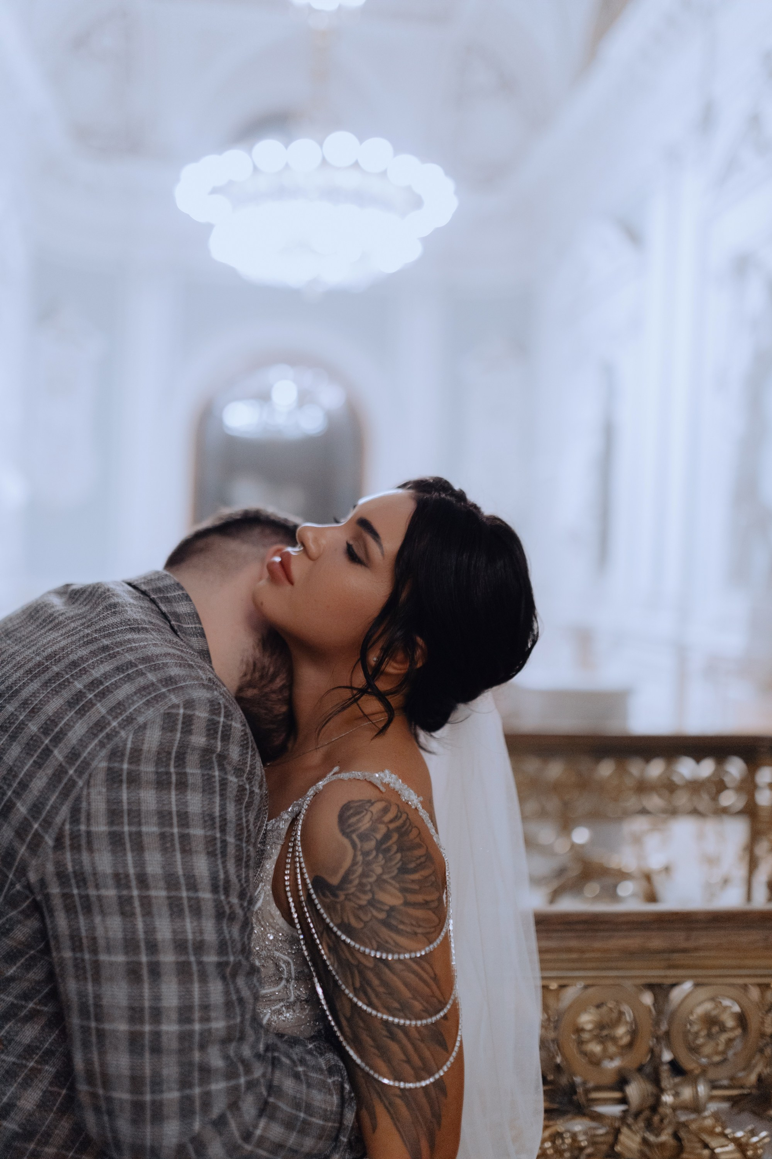 зимняя свадебная фотосессия на фоне архитектуры