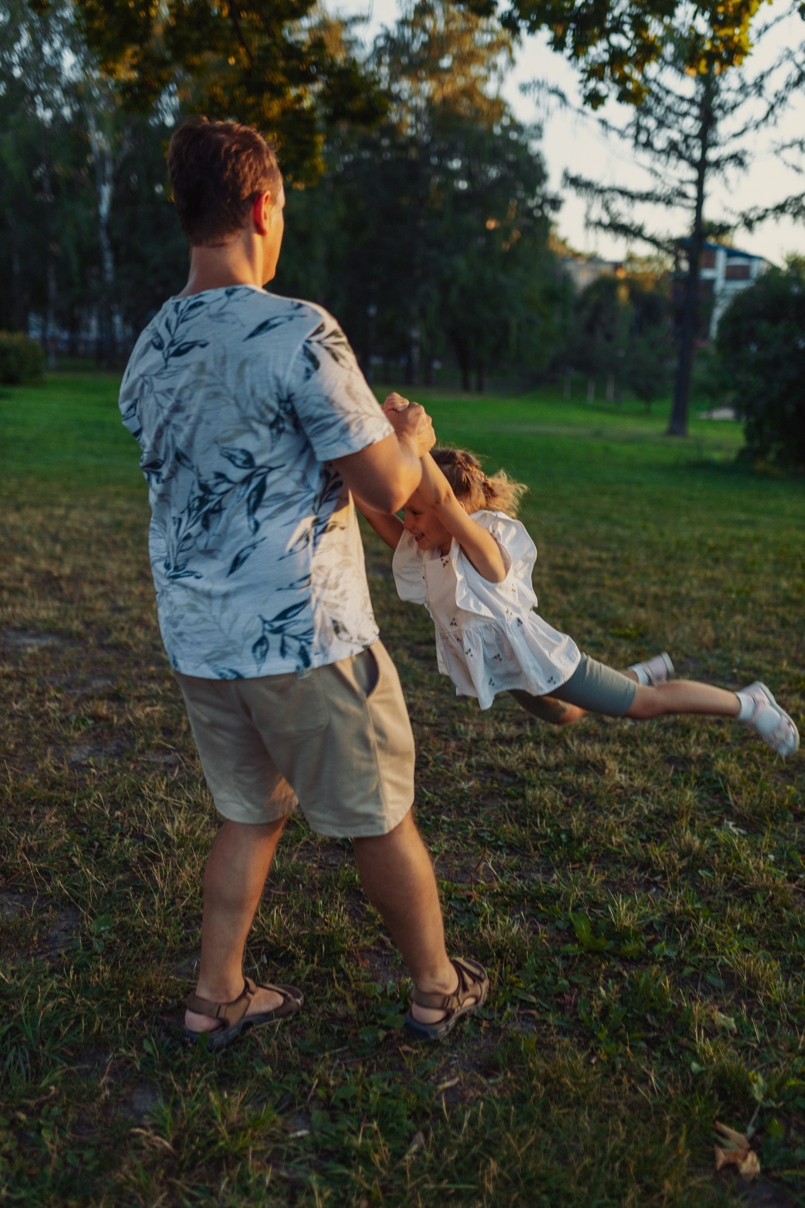 летняя фотосессия семьи в парке