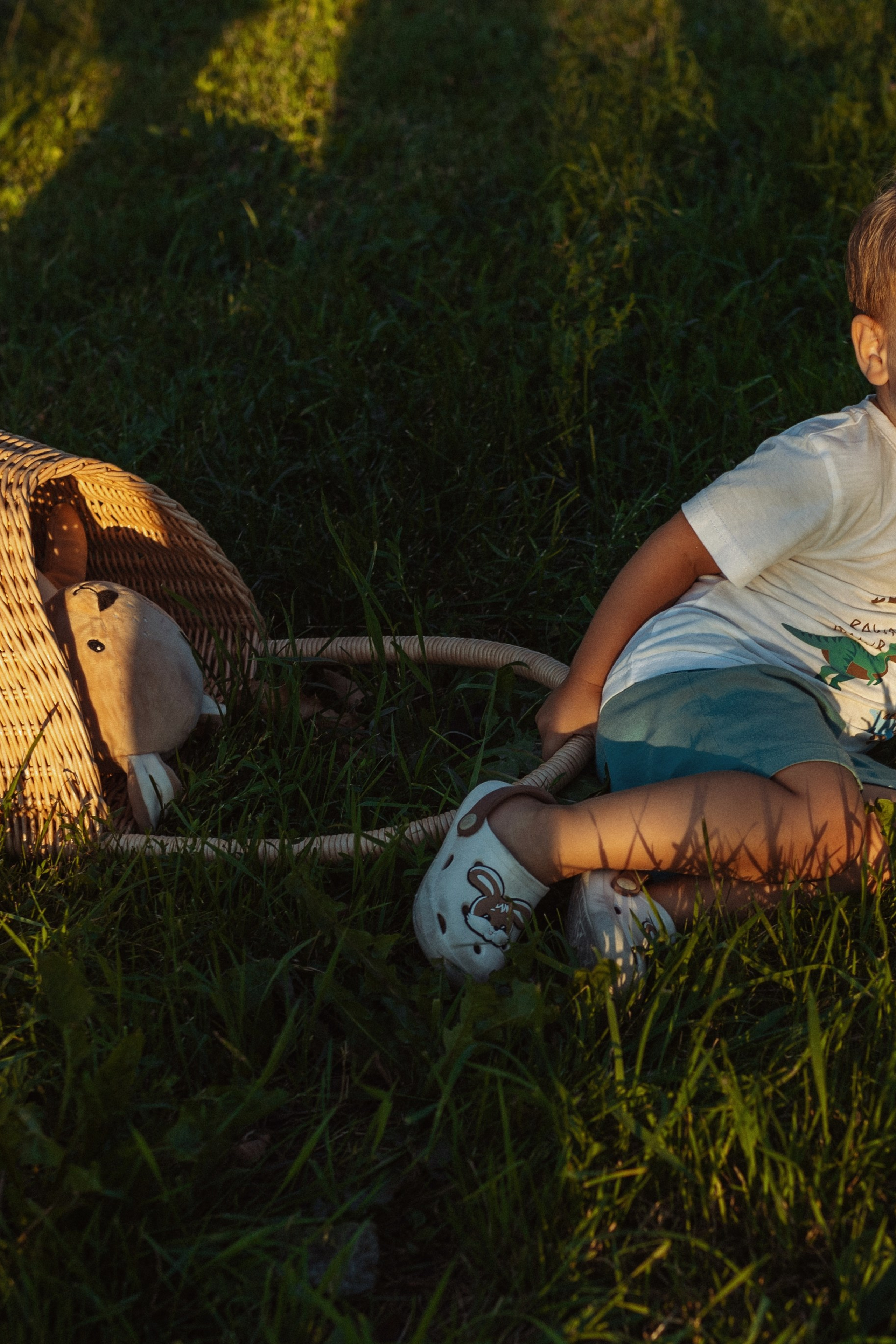летняя съёмка семьи в зелёной локации