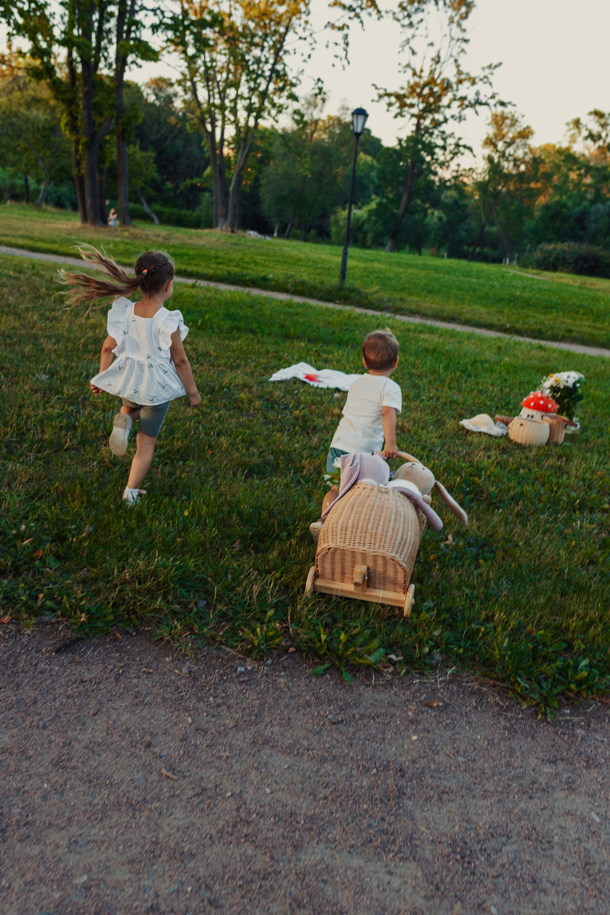 семейный портрет летом с тремя детьми