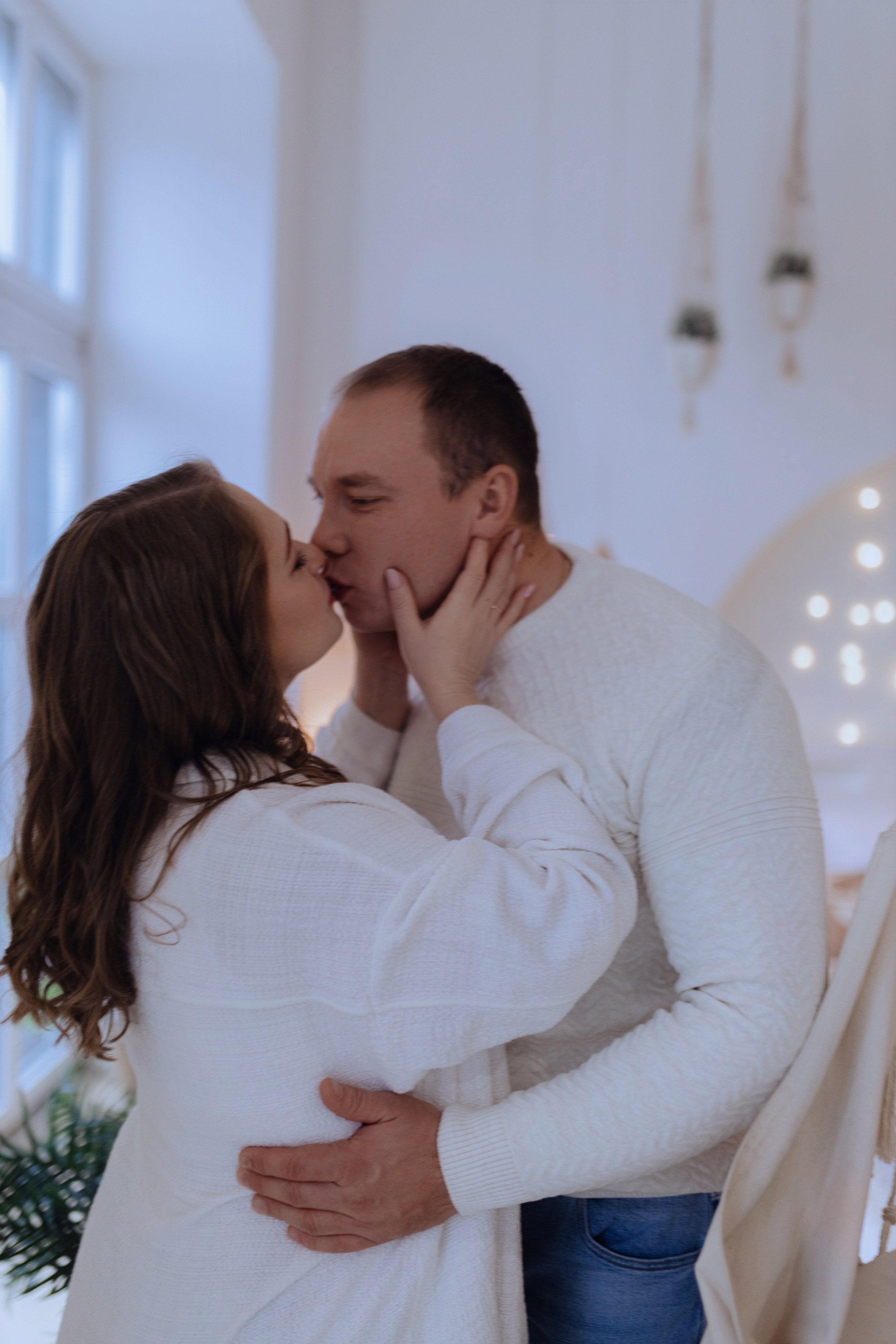 беременная фотосессия в светлой студии