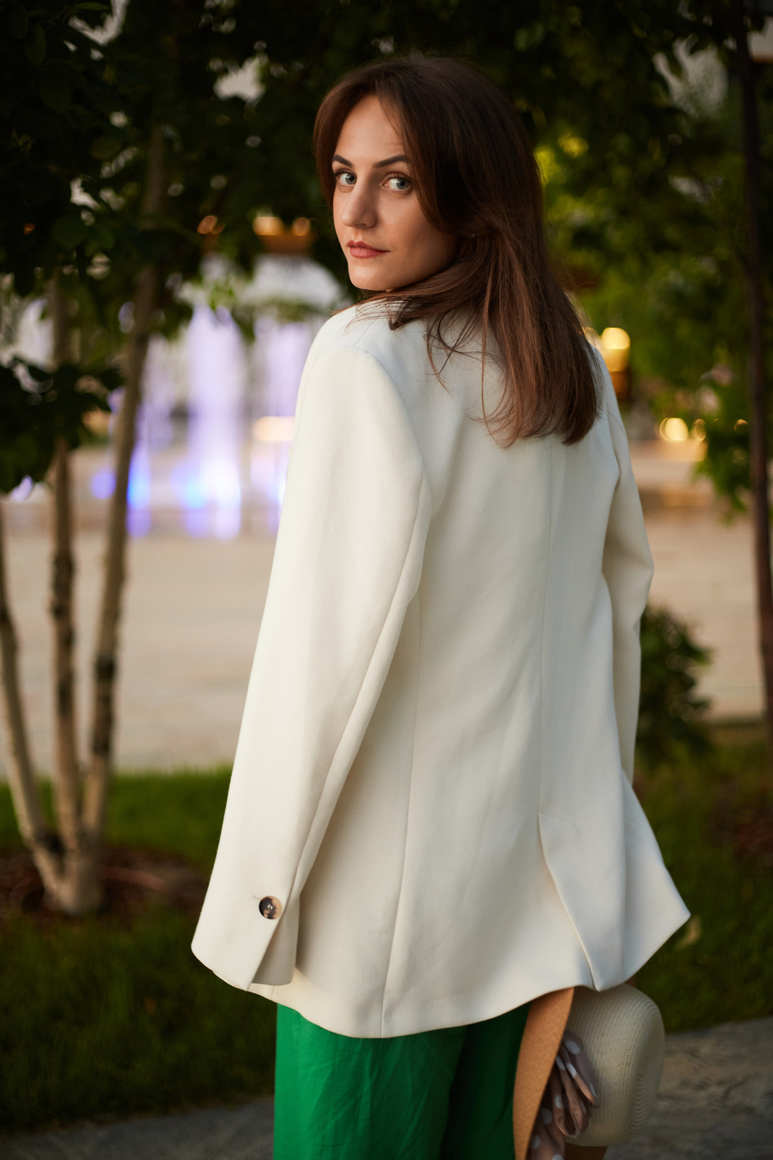 городской портрет женщины летом в модной стилистике