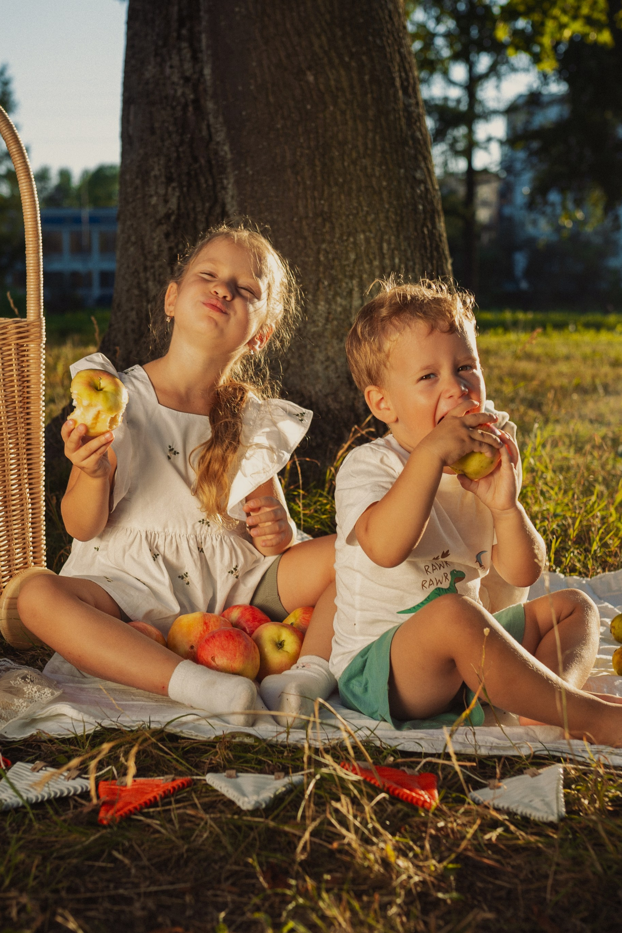 фотосъёмка семьи с тремя детьми в летний сезон