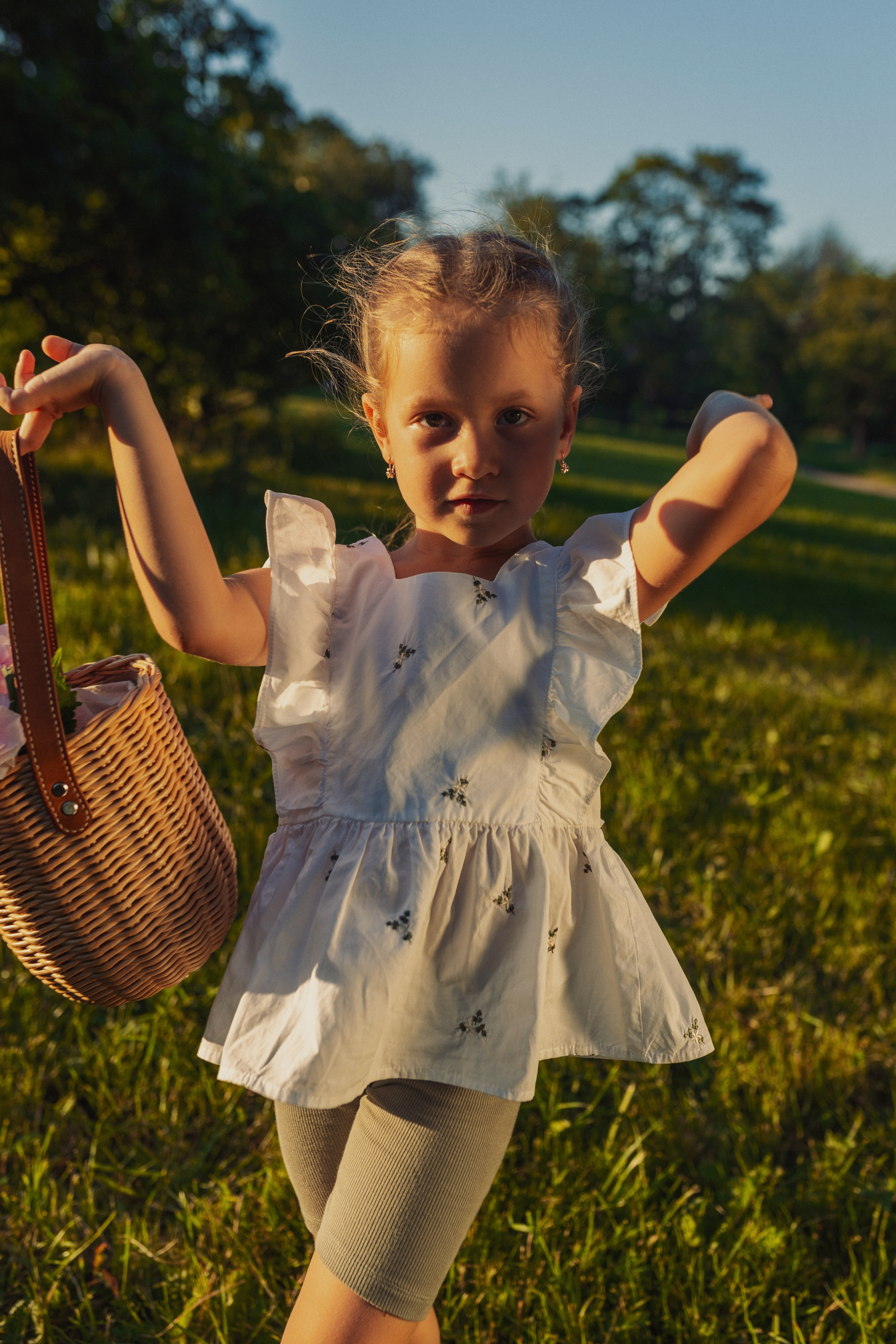 фотосессия семьи с тремя детьми в зелени