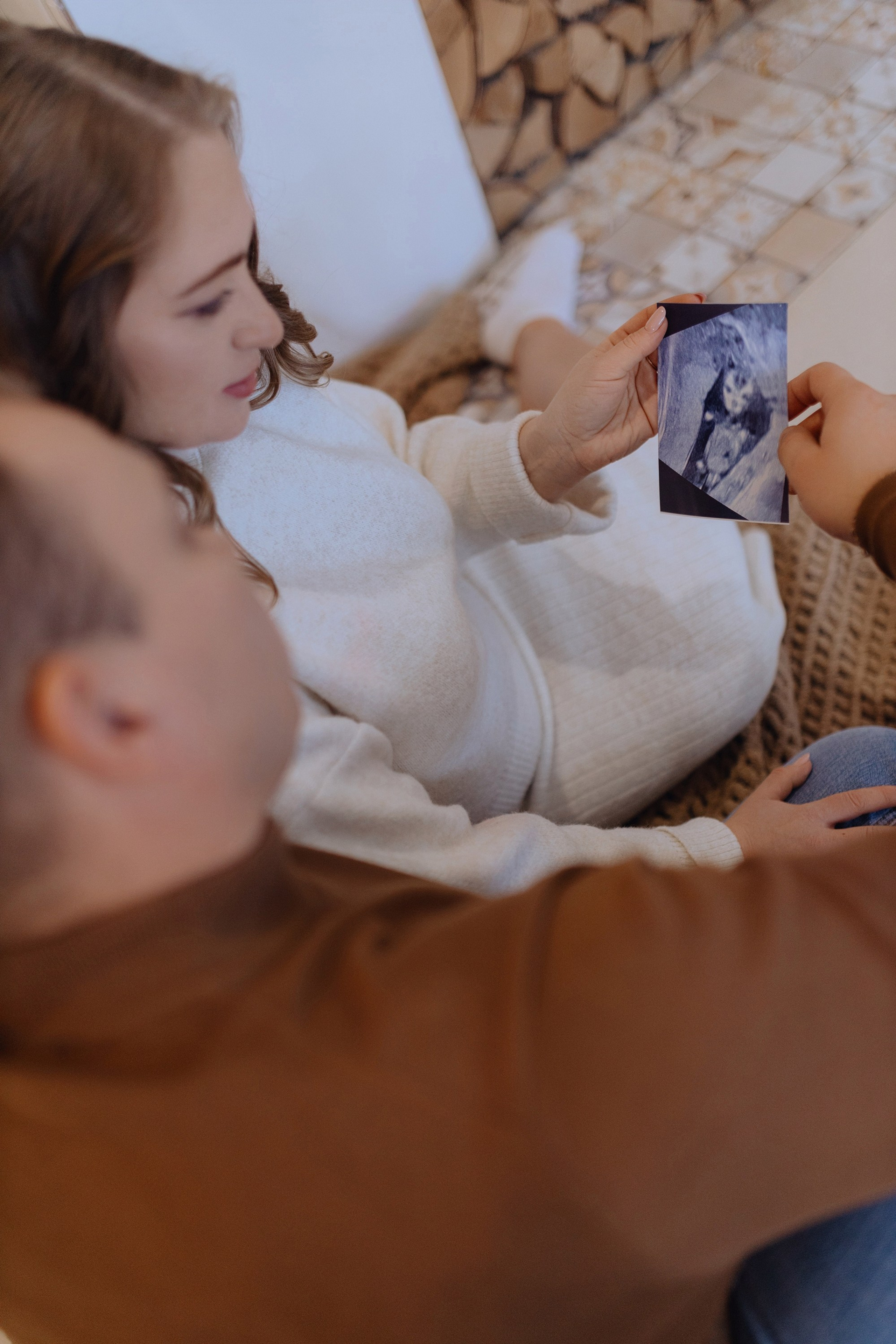 беременная фотосессия в нейтральной студии