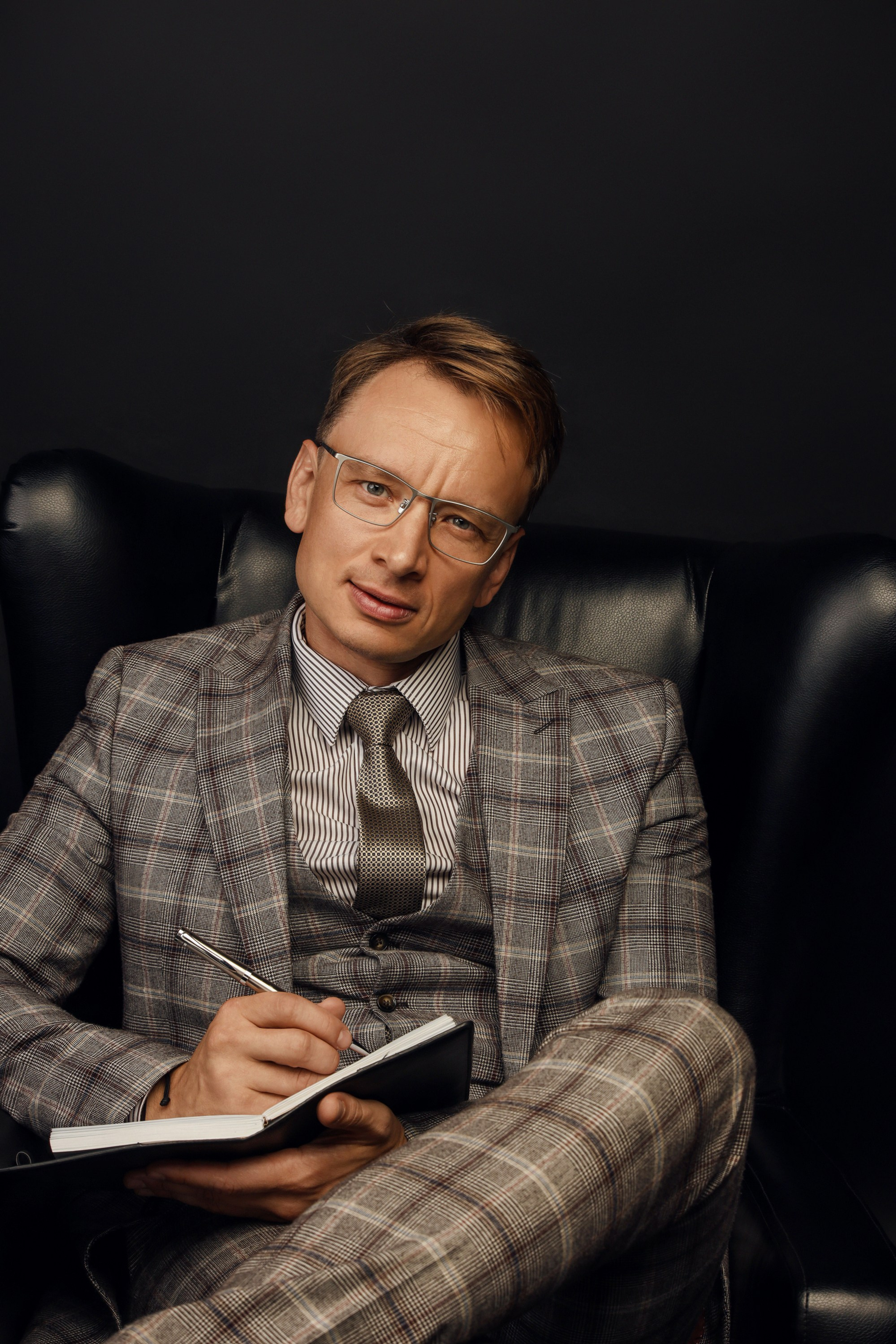 студийный портрет мужчины для личного бренда