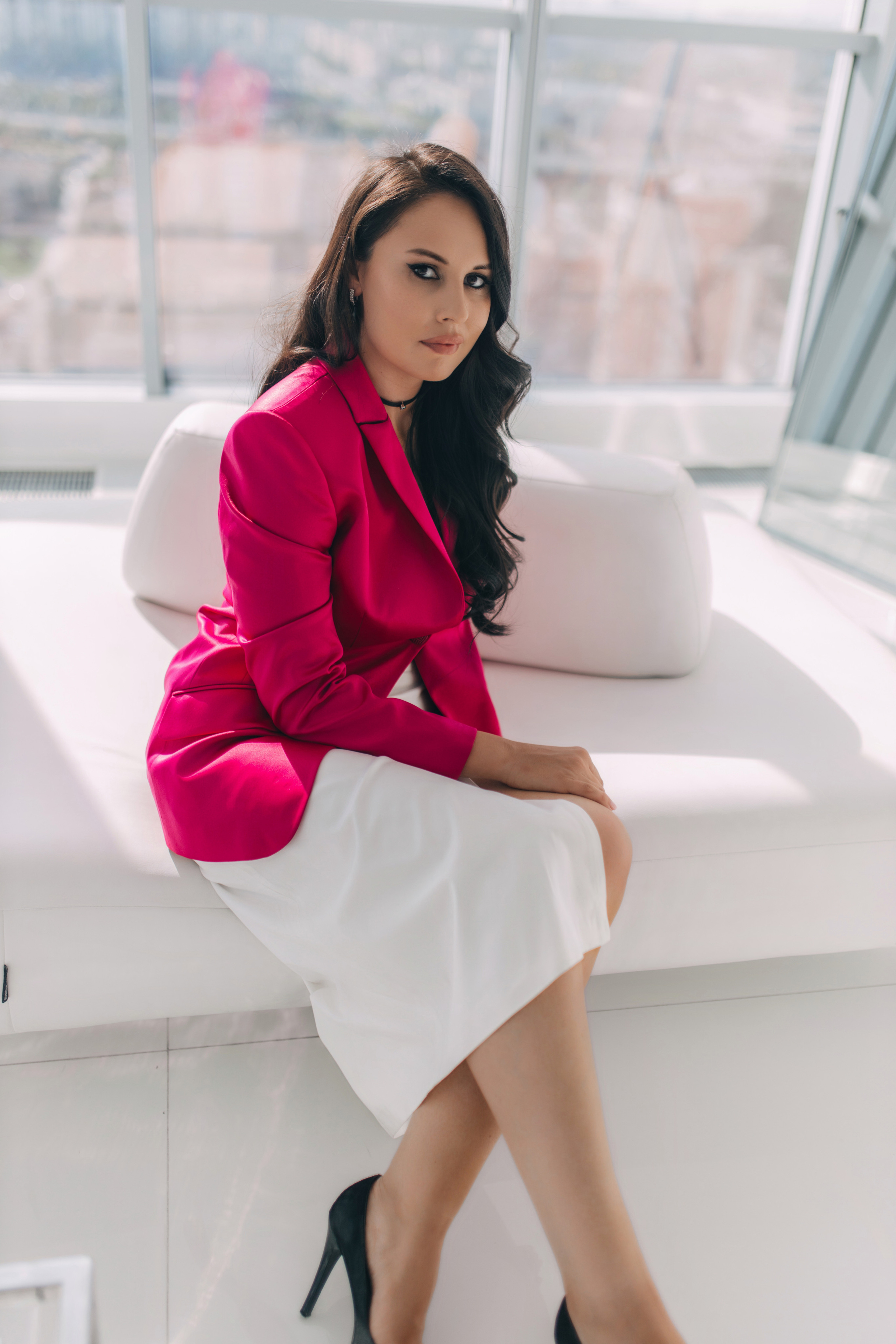 деловой портрет женщины в студии с интерьером спб