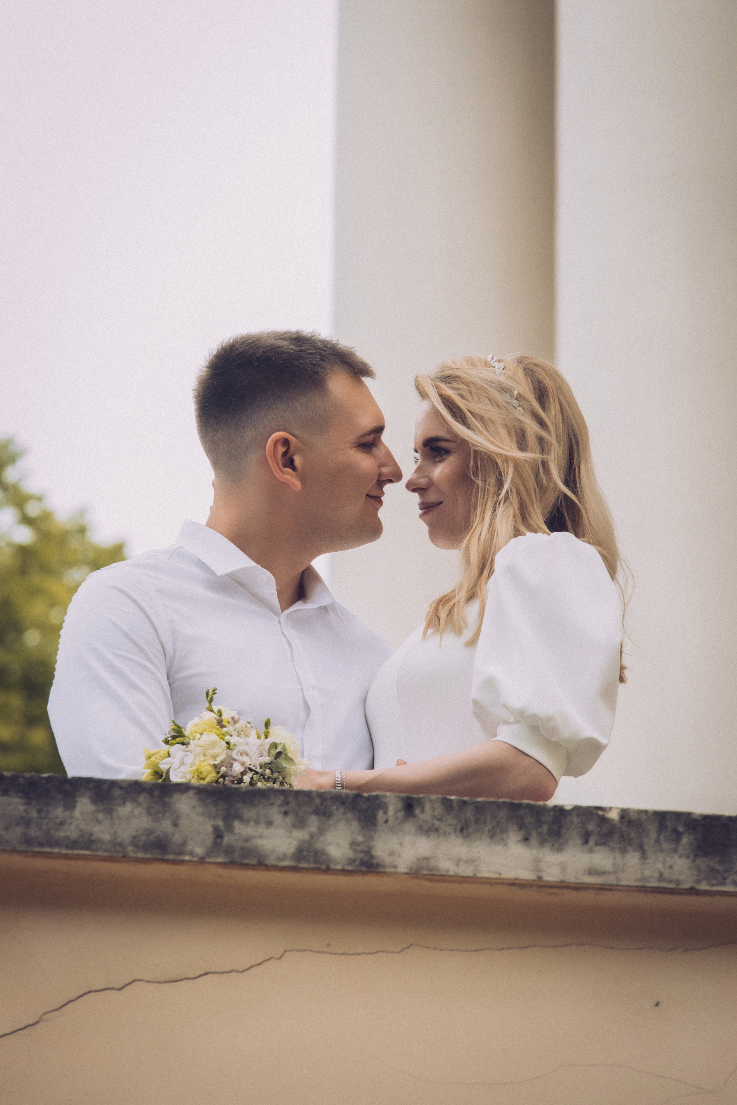 свадебная съёмка с ребёнком в городской среде