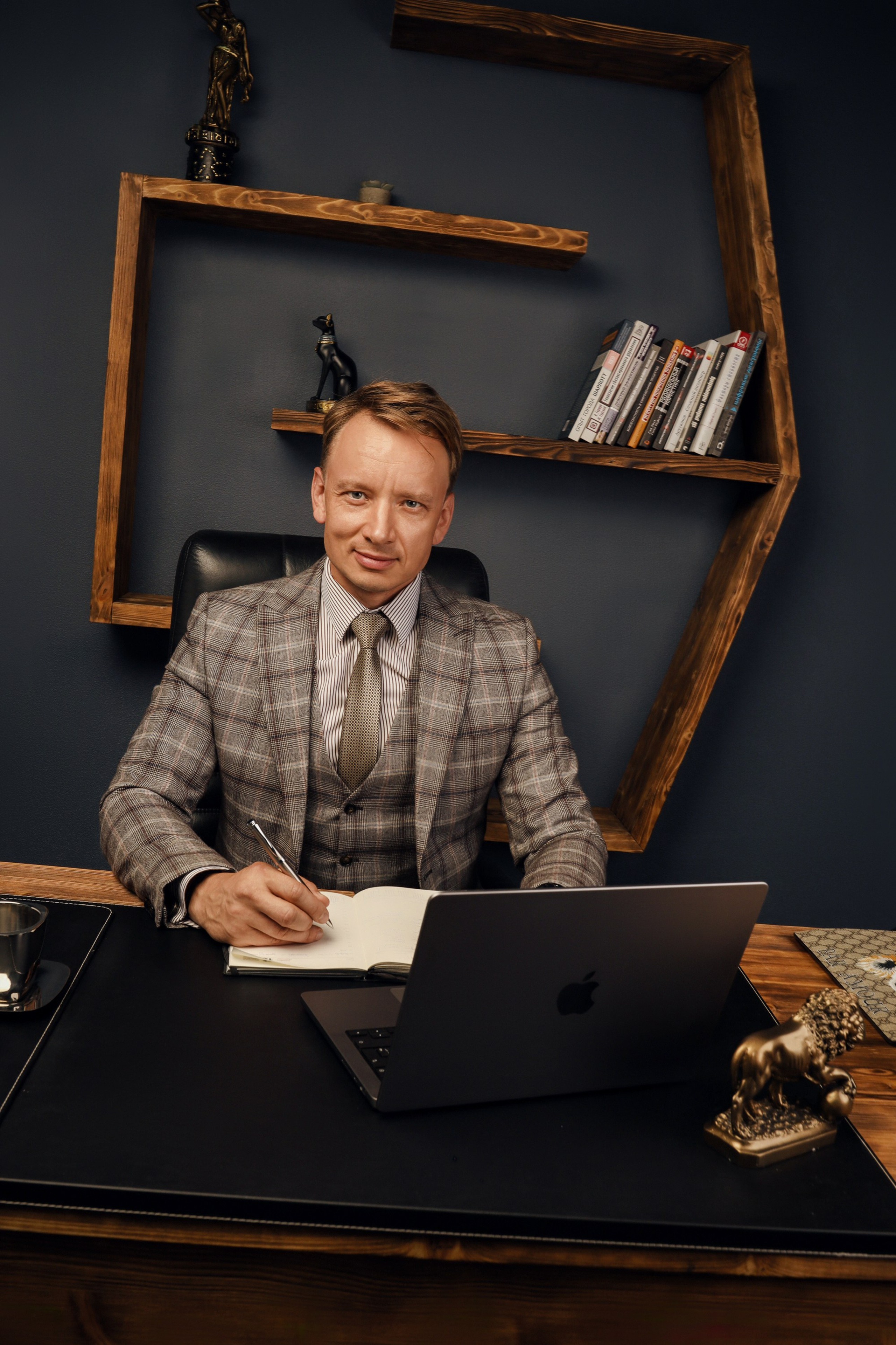 бизнес портрет мужчины в студийном пространстве санкт петербург