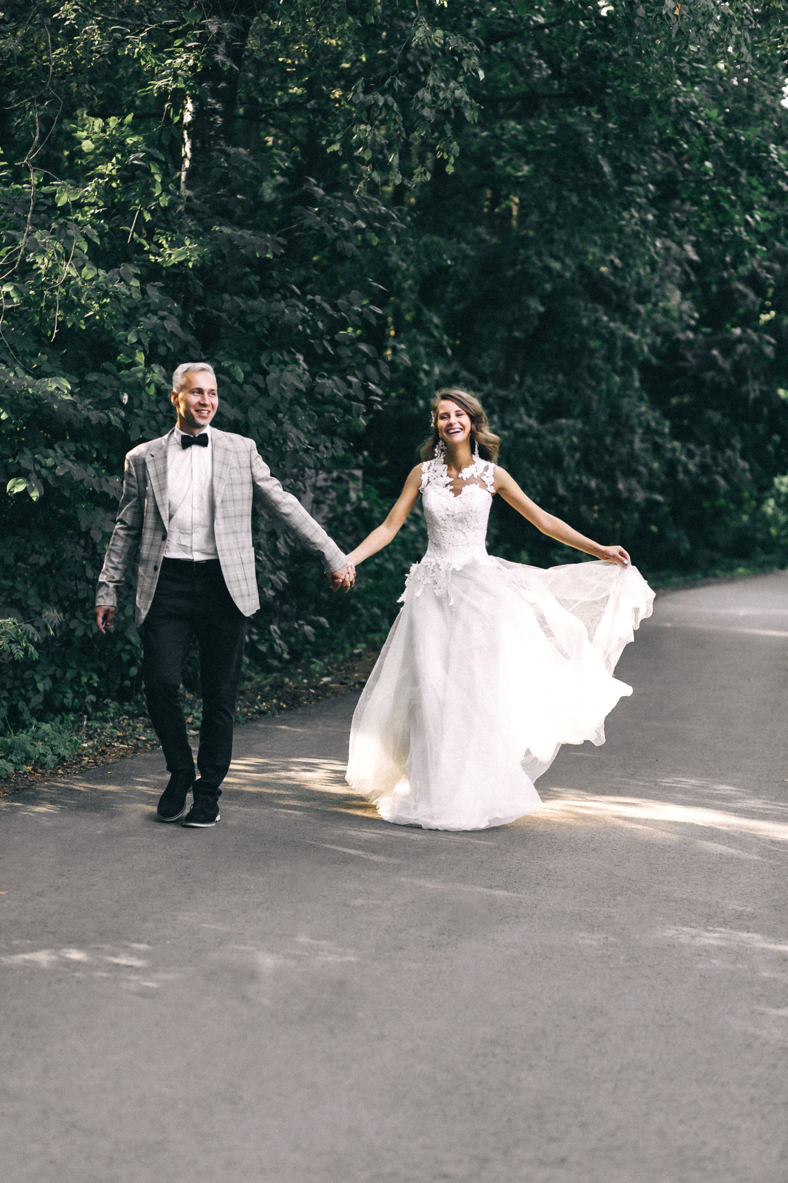 летняя съёмка молодожёнов в городе