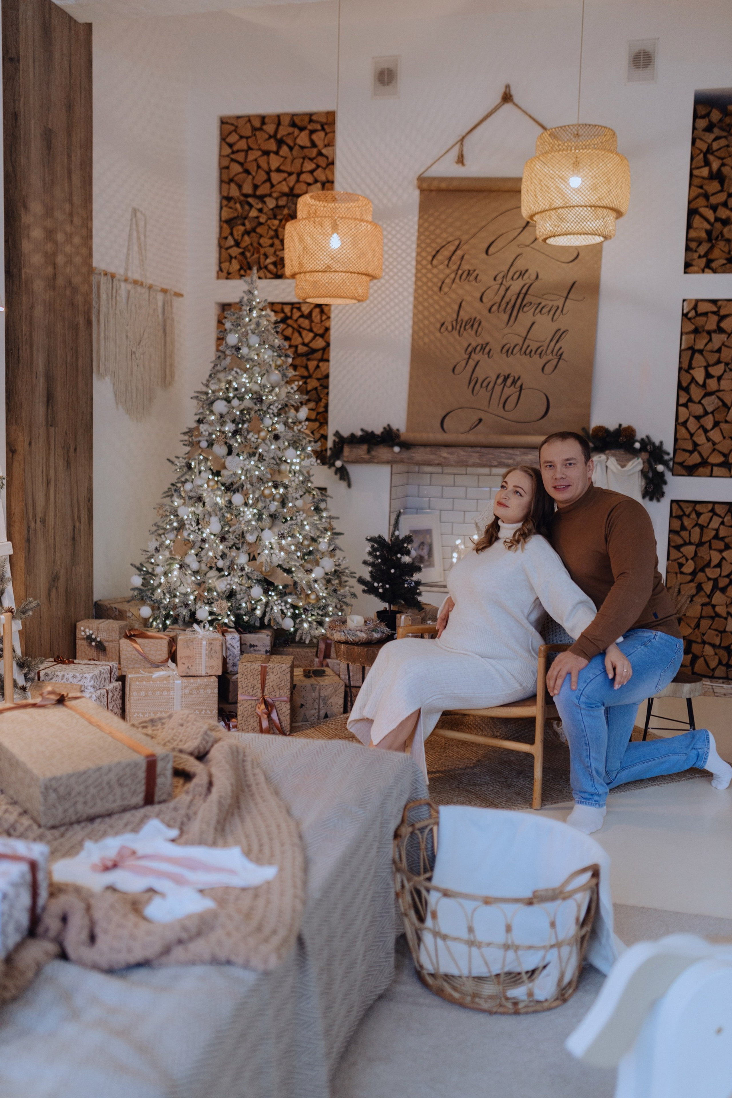 беременная фотосессия с мужем в интерьере