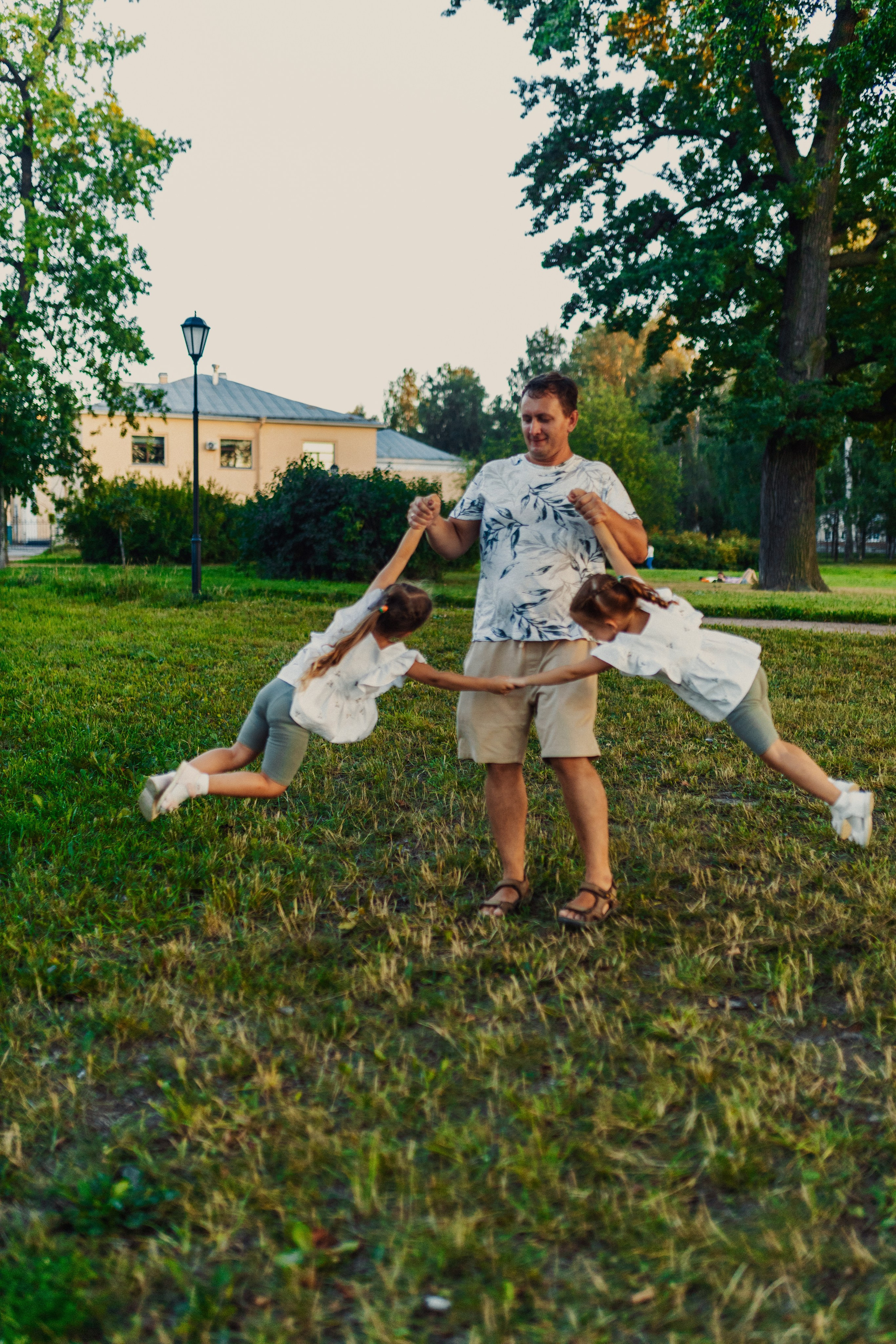 летняя семейная фотосессия с тремя детьми