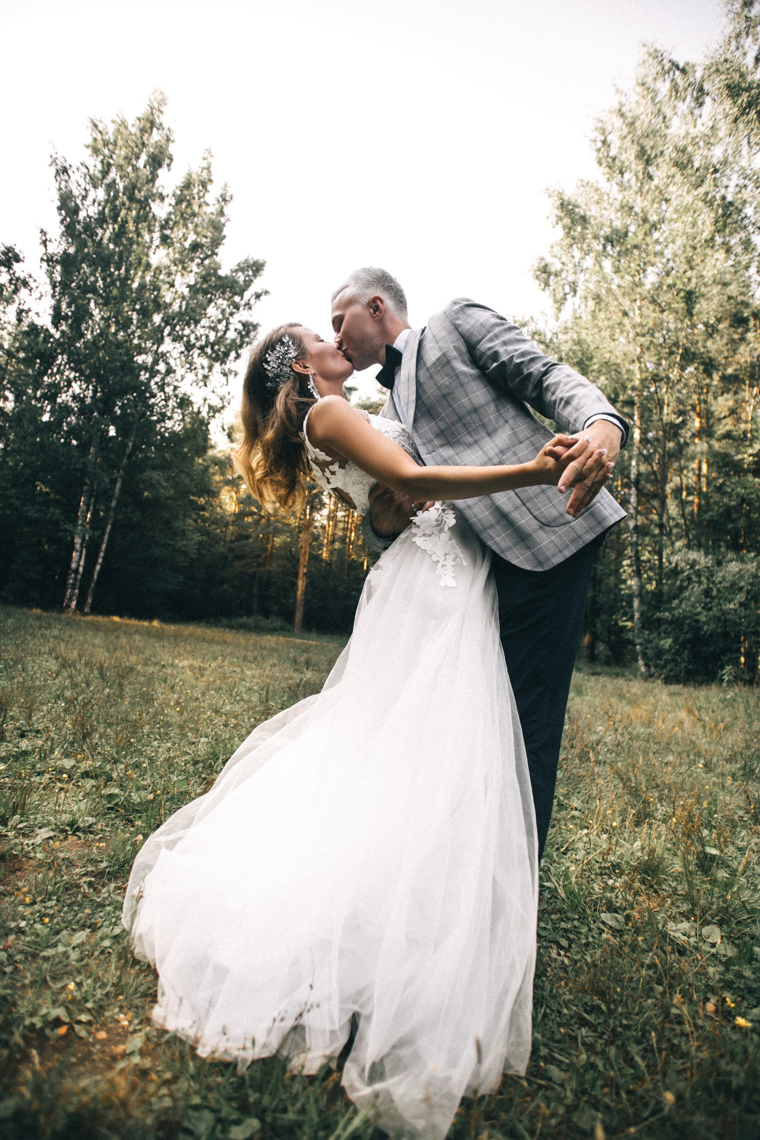 свадебная прогулка летом в зелёной локации