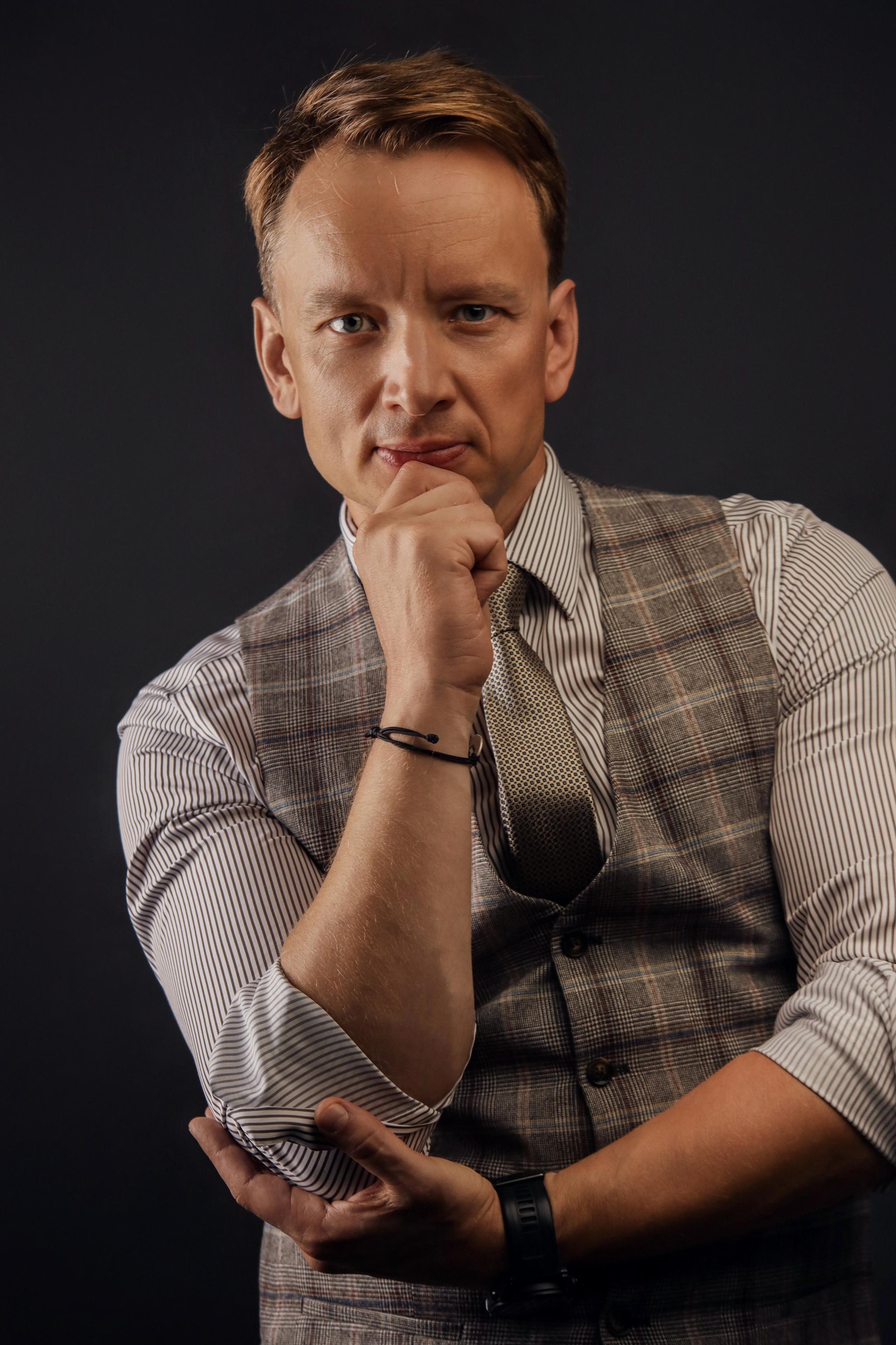 бизнес фотосессия мужчины в студийном формате