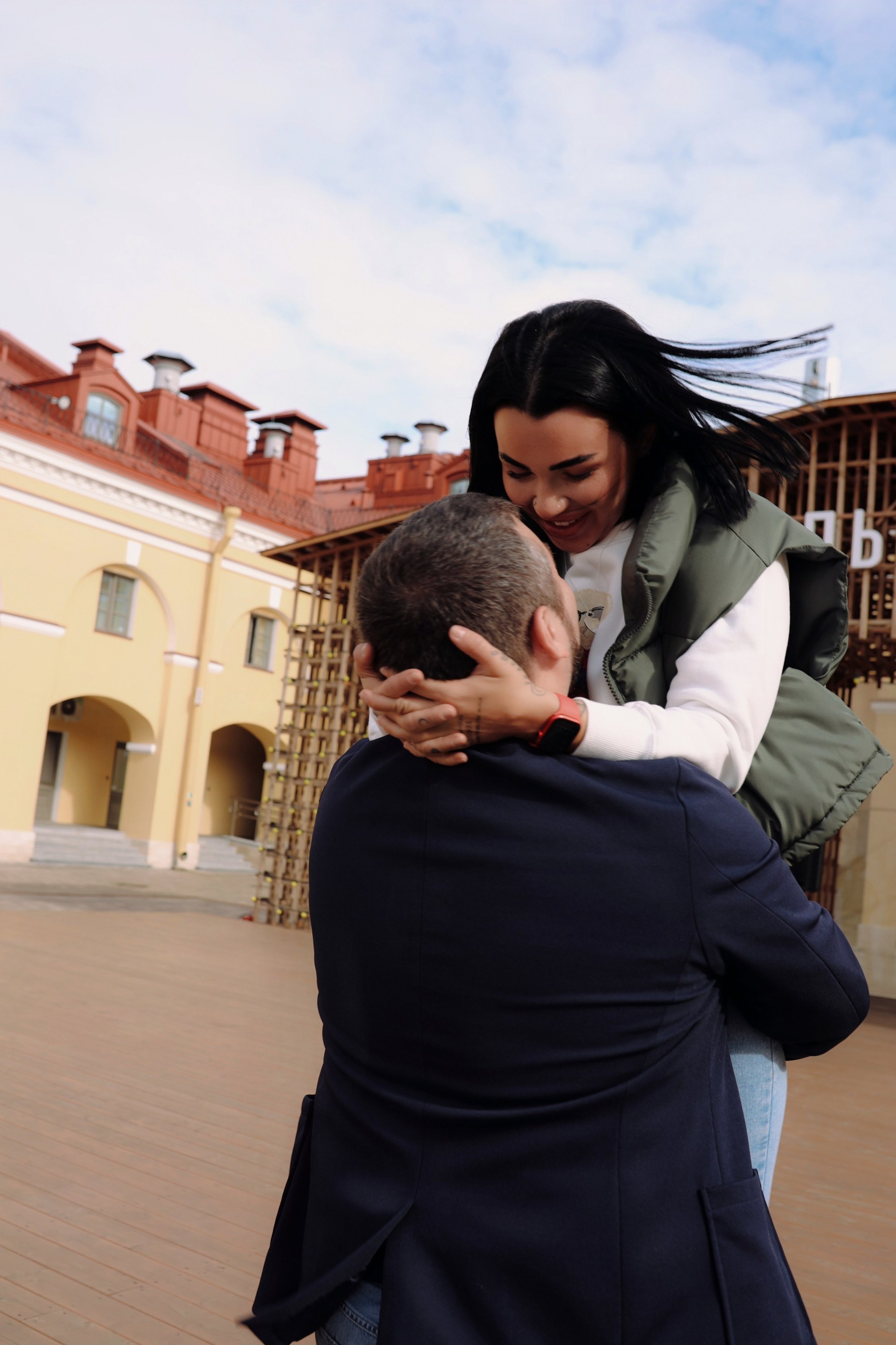 прогулка пары по городу летом