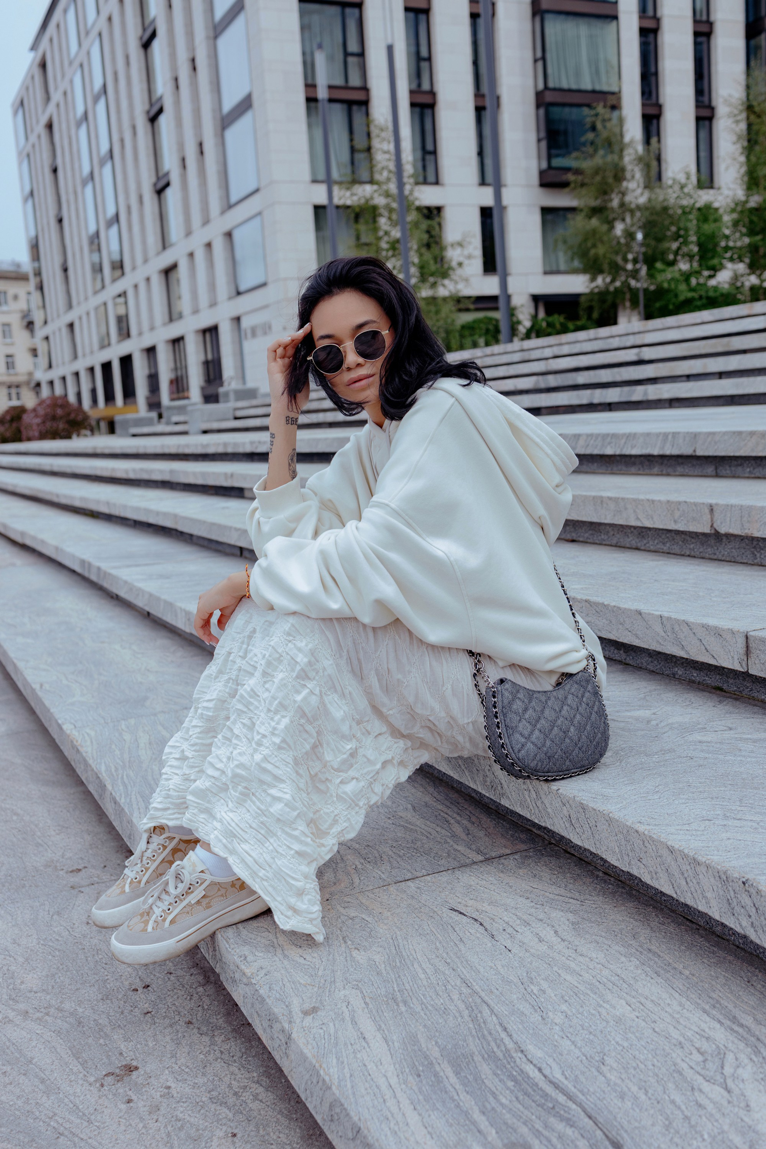 Лера в стильном образе на фоне питерской архитектуры