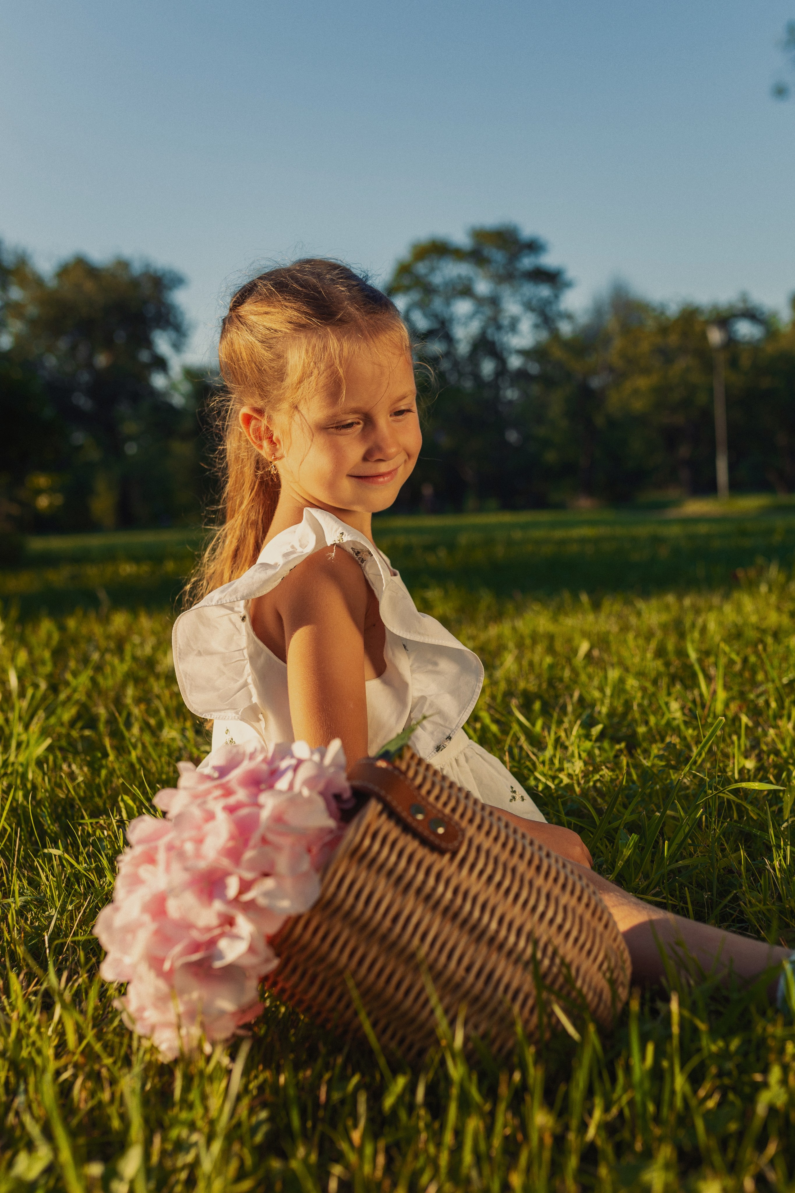 летняя фотосессия семьи в парковой зоне