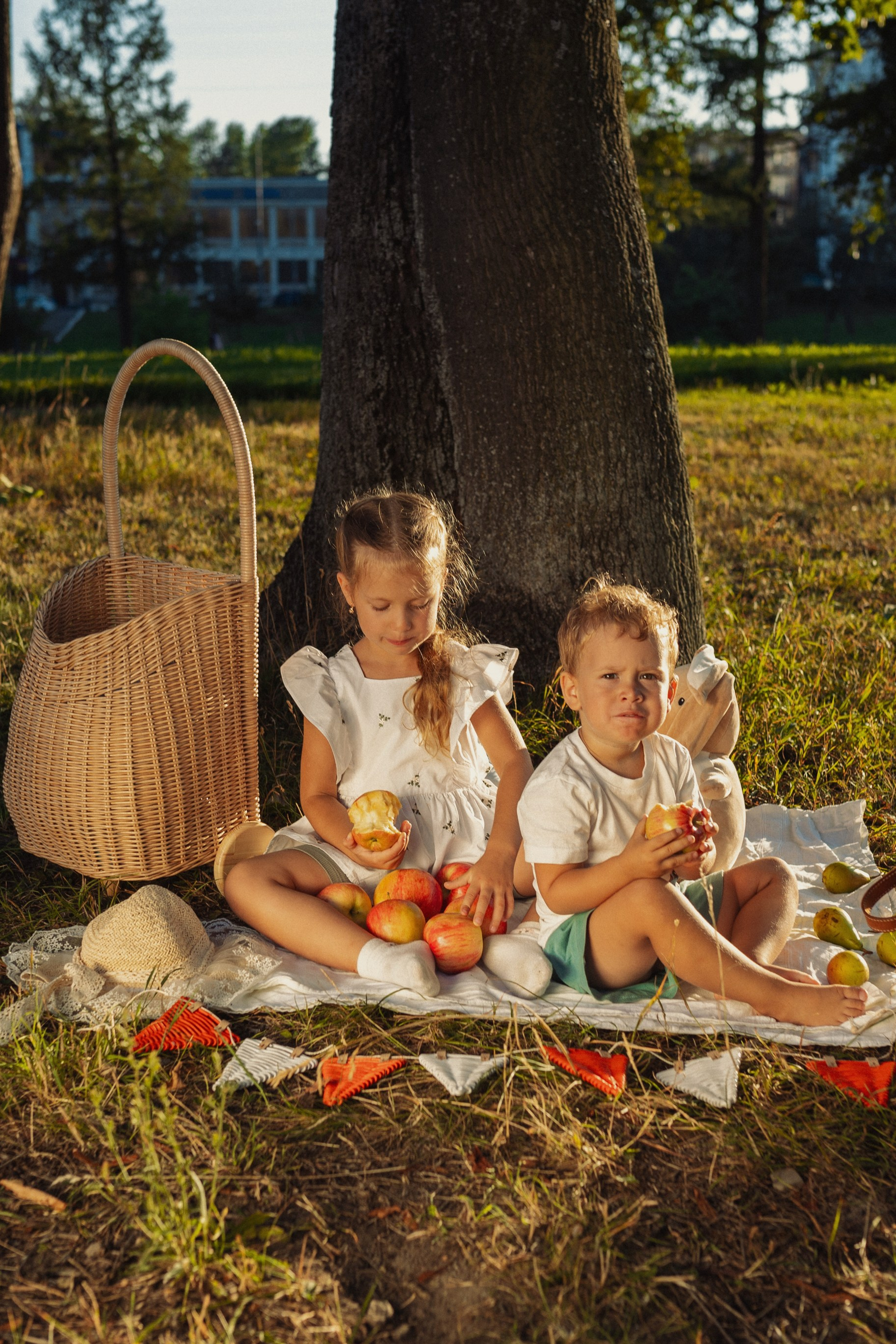 семейная фотосессия летом в лёгком стиле