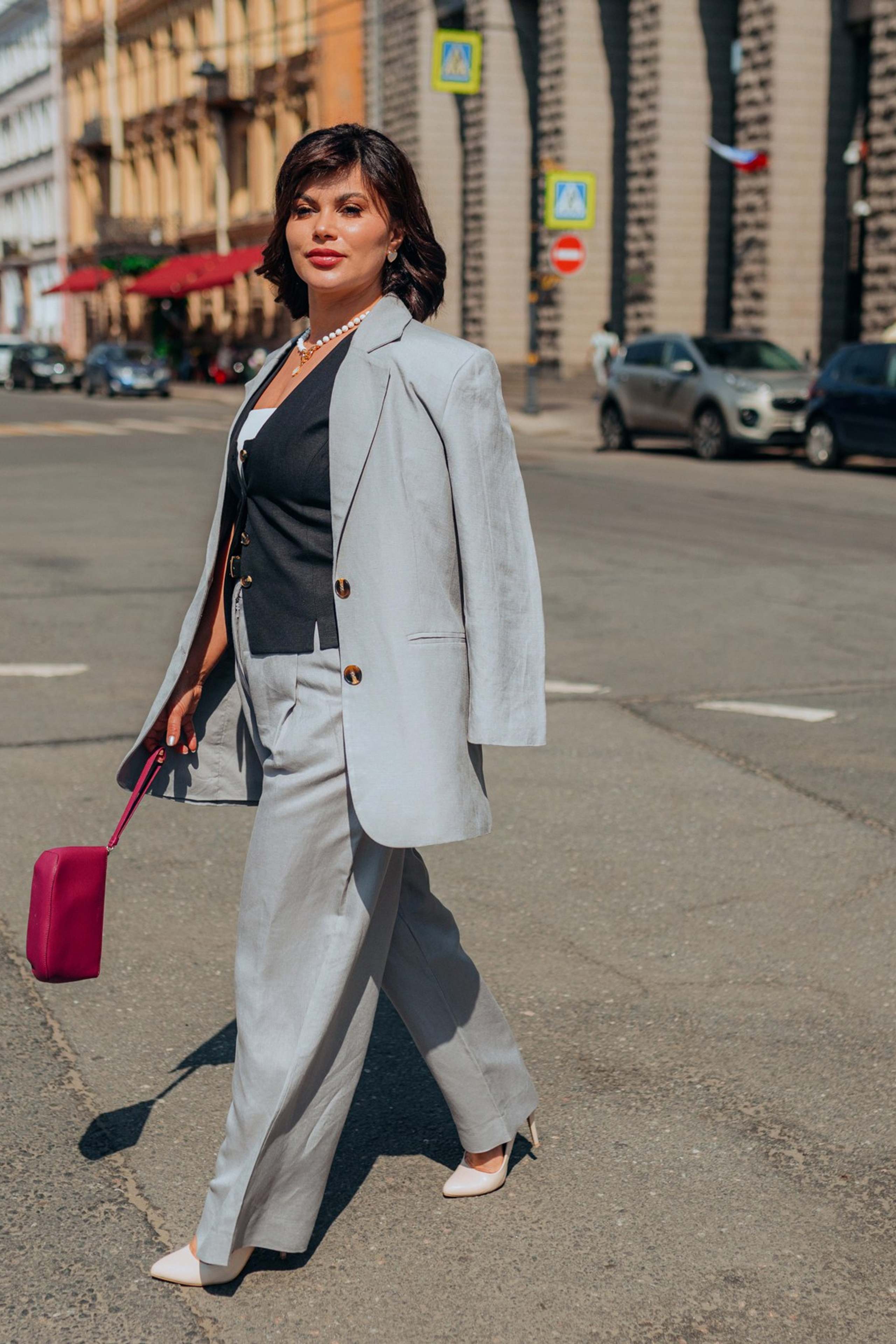 lifestyle съёмка женской прогулки летом в спб