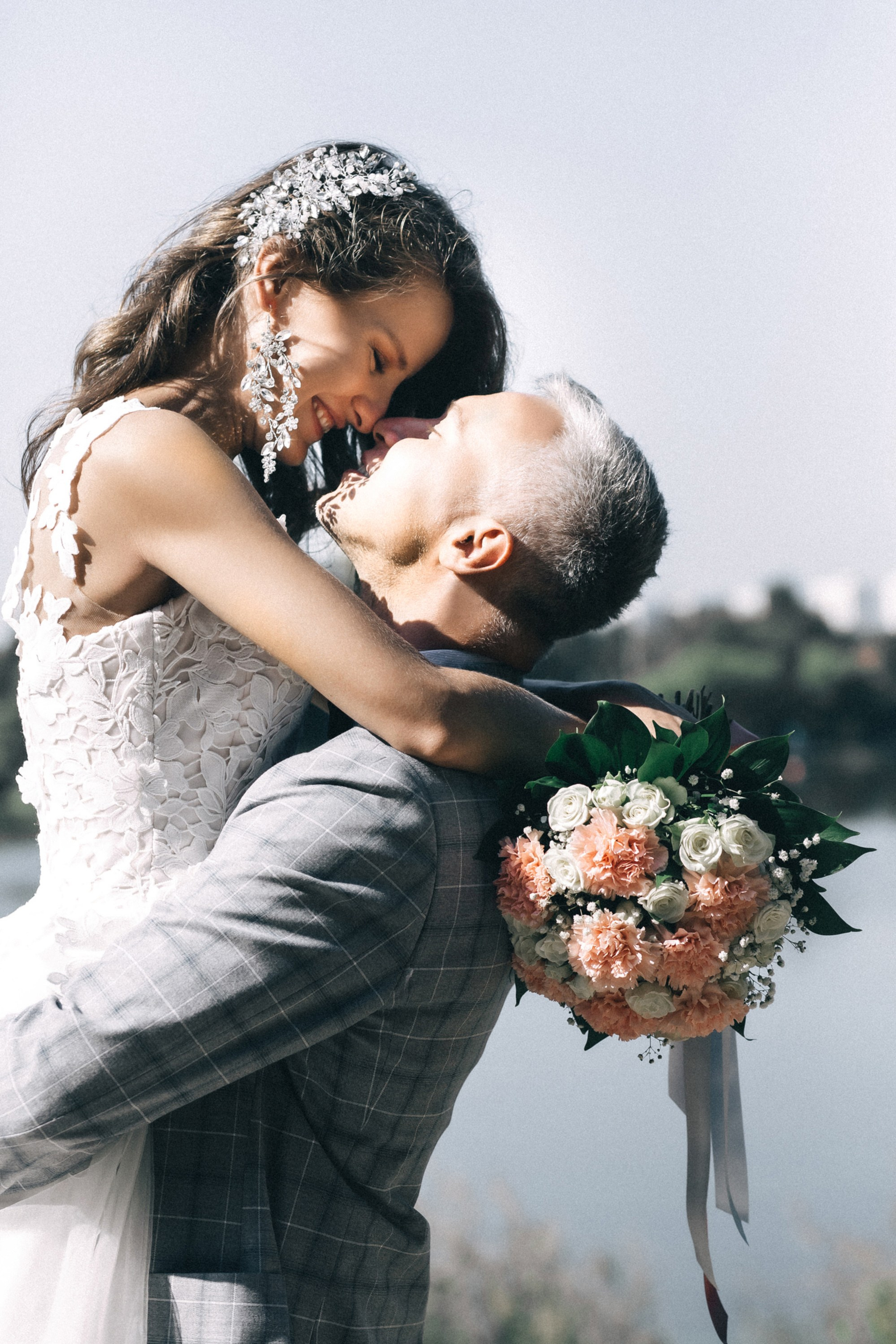 свадебная съёмка в парке летом