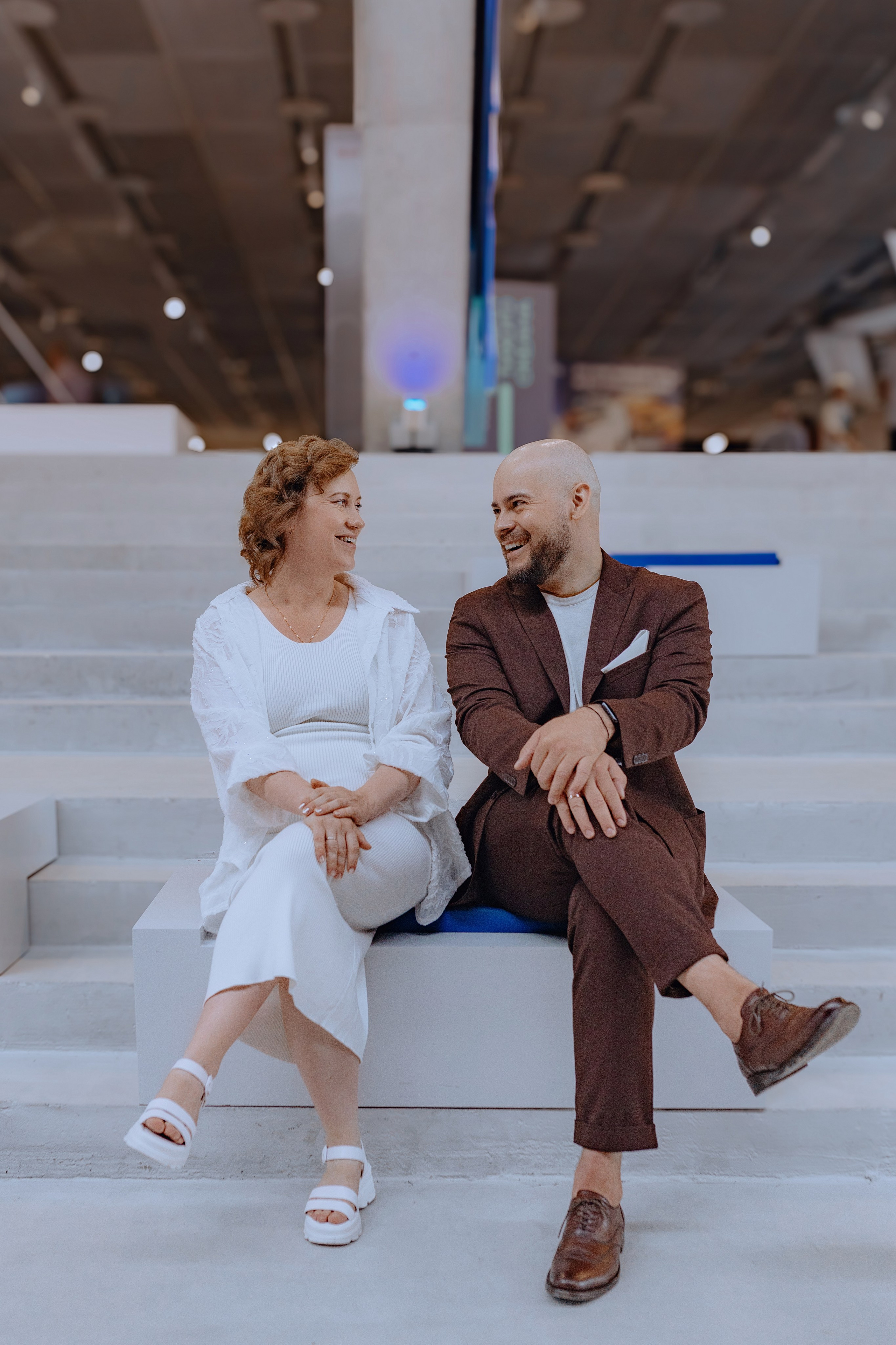 свадебная прогулка беременной пары летом