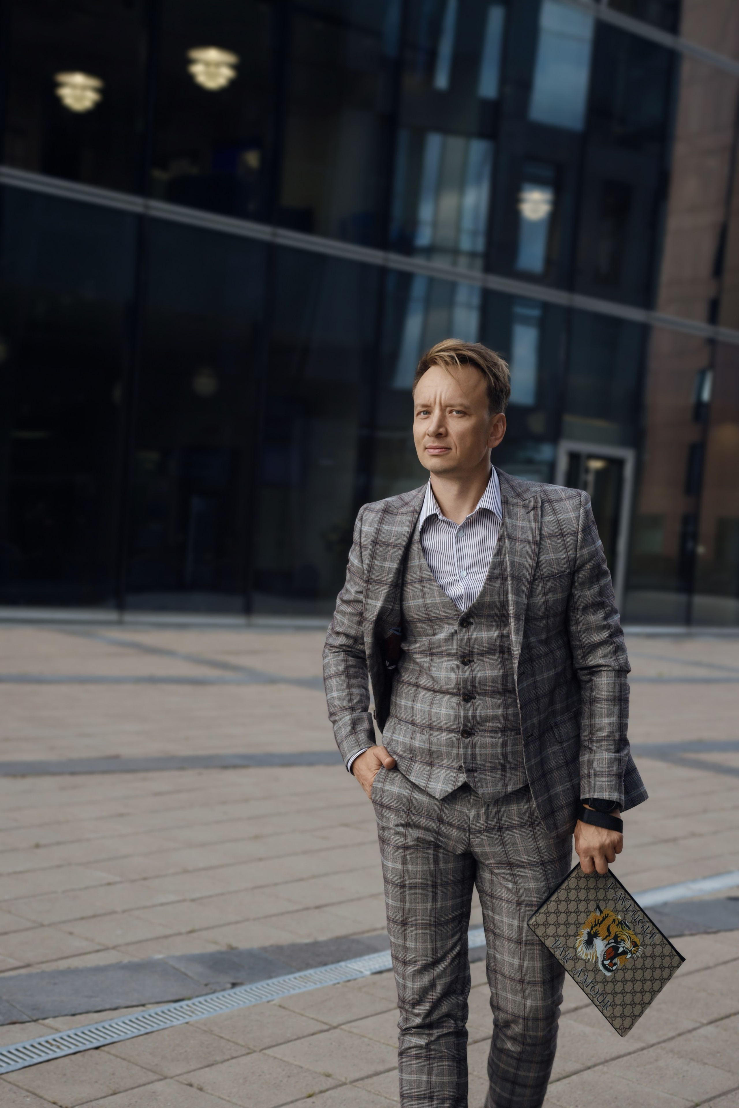 бизнес портрет мужчины в городской архитектуре