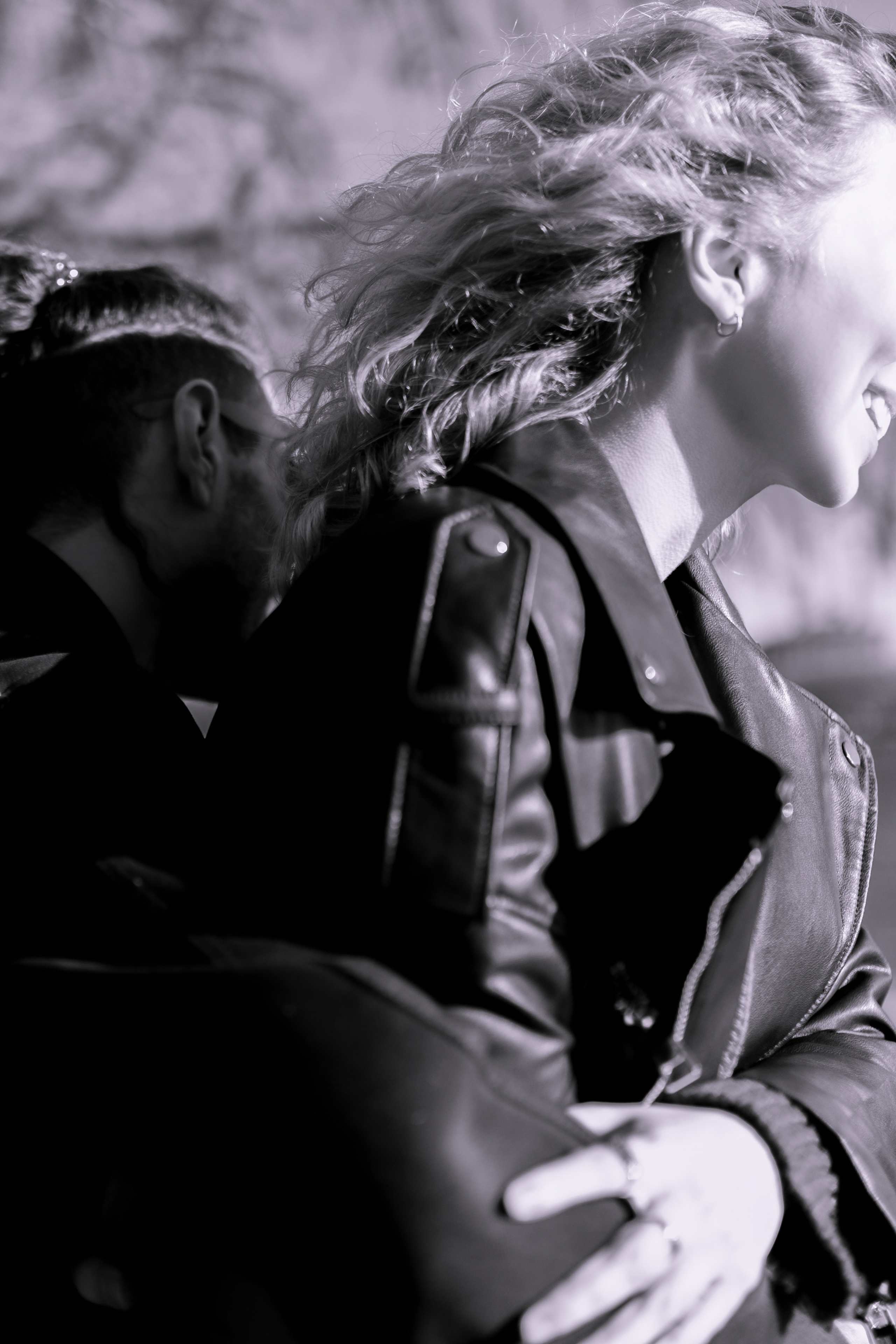 летняя съёмка пары в городской среде